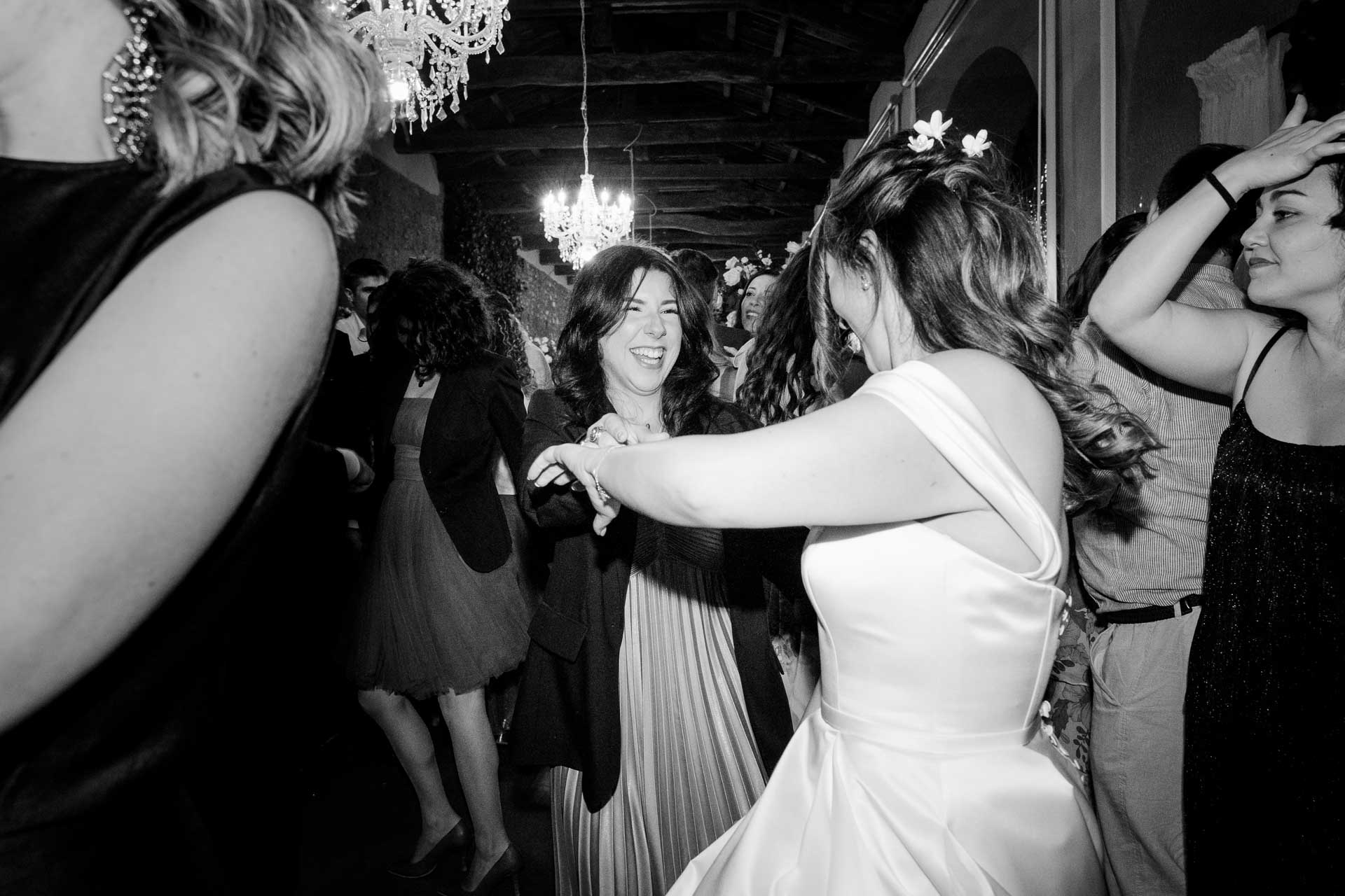 In bianco e nero, la sposa balla con le amiche