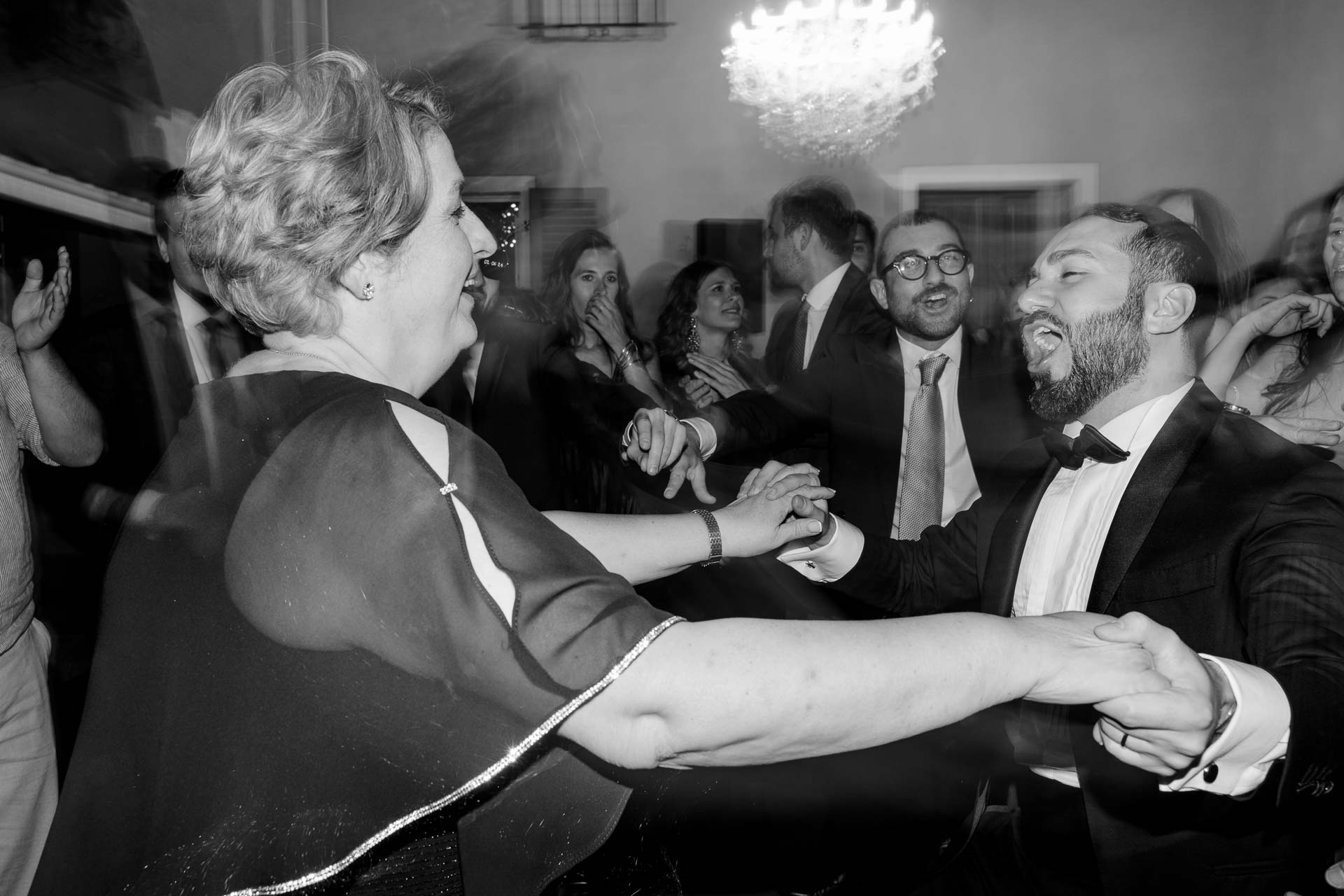 In bianco e nero, lo sposo balla con una signora