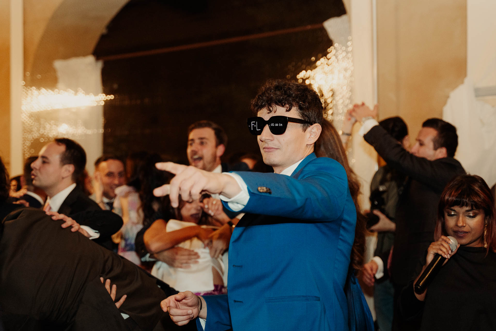 Un invitato con gli occhiali da sole balla e canta
