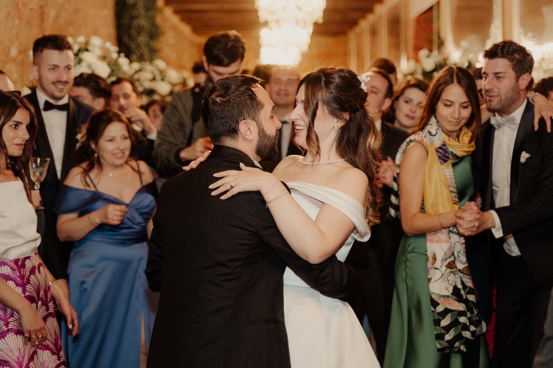 Gli sposi ballano tra gli invitati