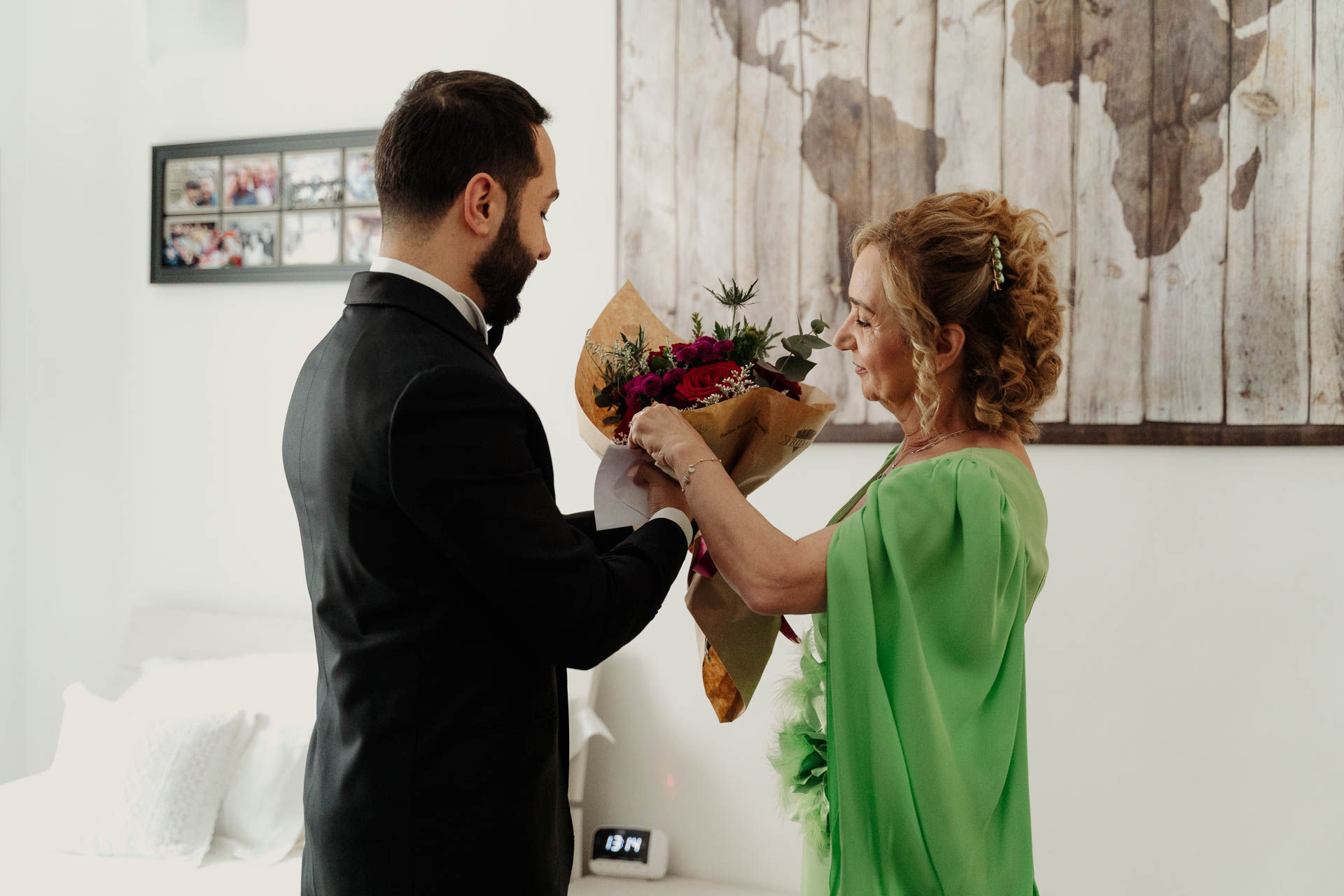La signora in verde consegna allo sposo il bouquet