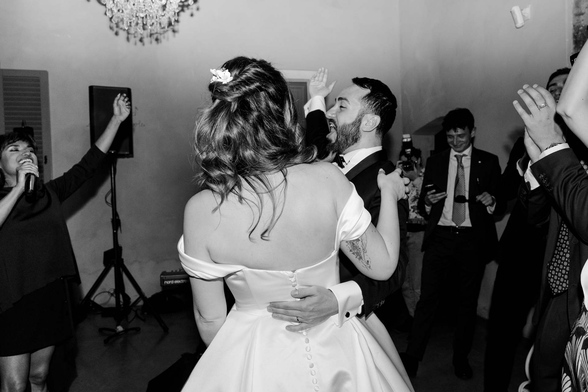 In bianco e nero, la sposa abbraccia lo sposo in pista
