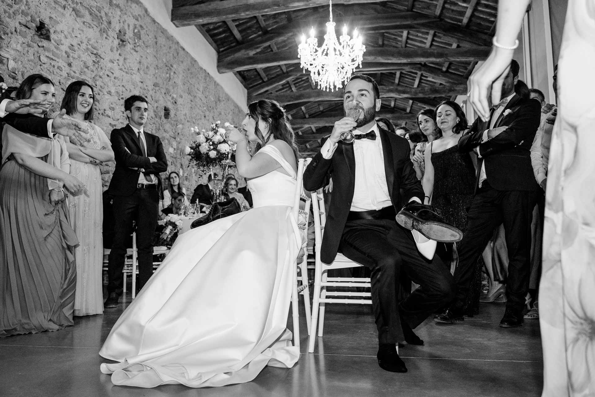 In bianco e nero, lo sposo canta in piedi sulla sedia