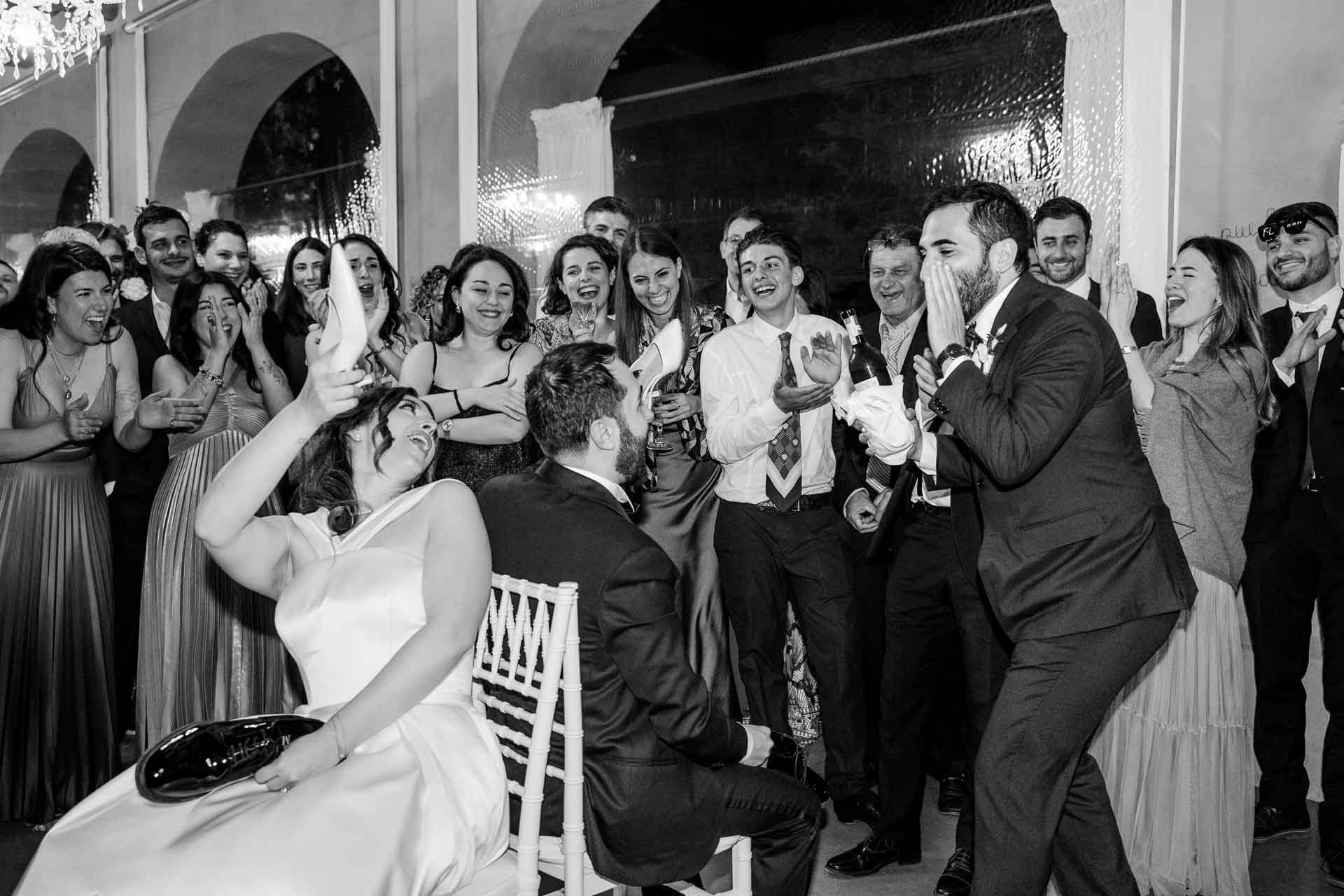 In bianco e nero, la festa intorno alla sposa seduta