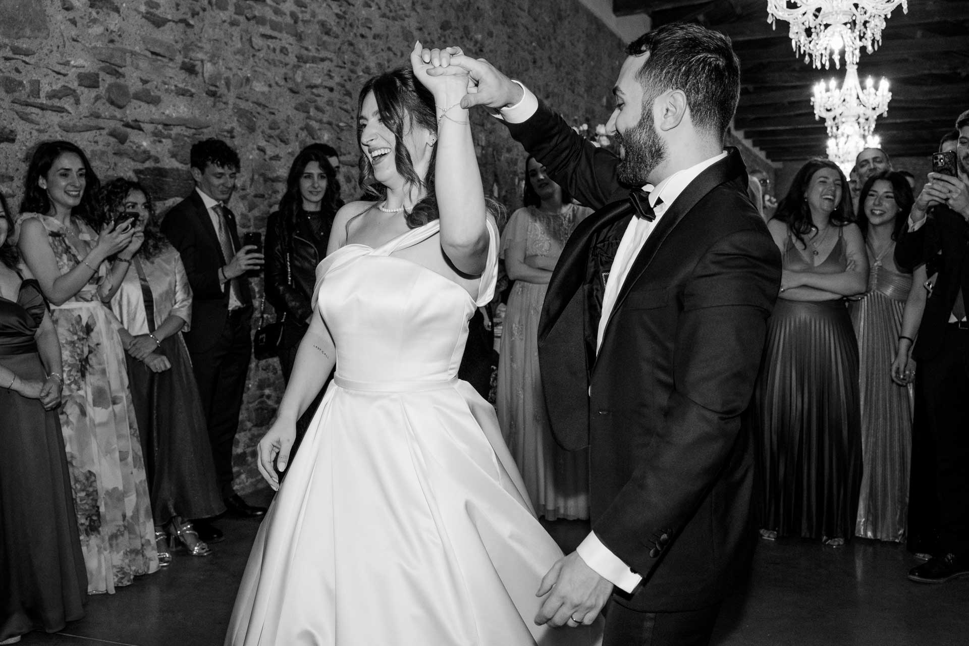 In bianco e nero, gli sposi ballano mano nella mano
