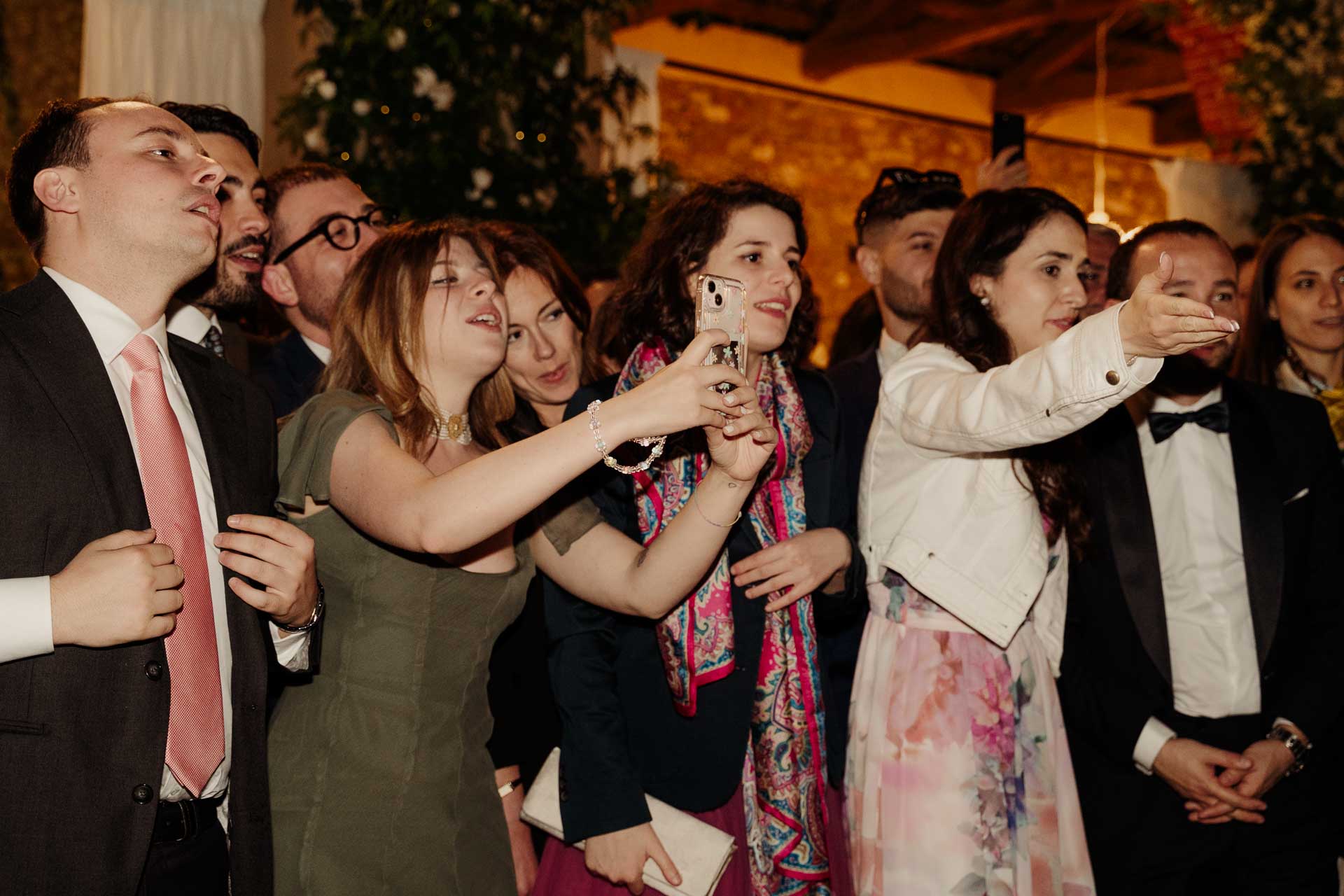 Gli invitati brindano con le coppe