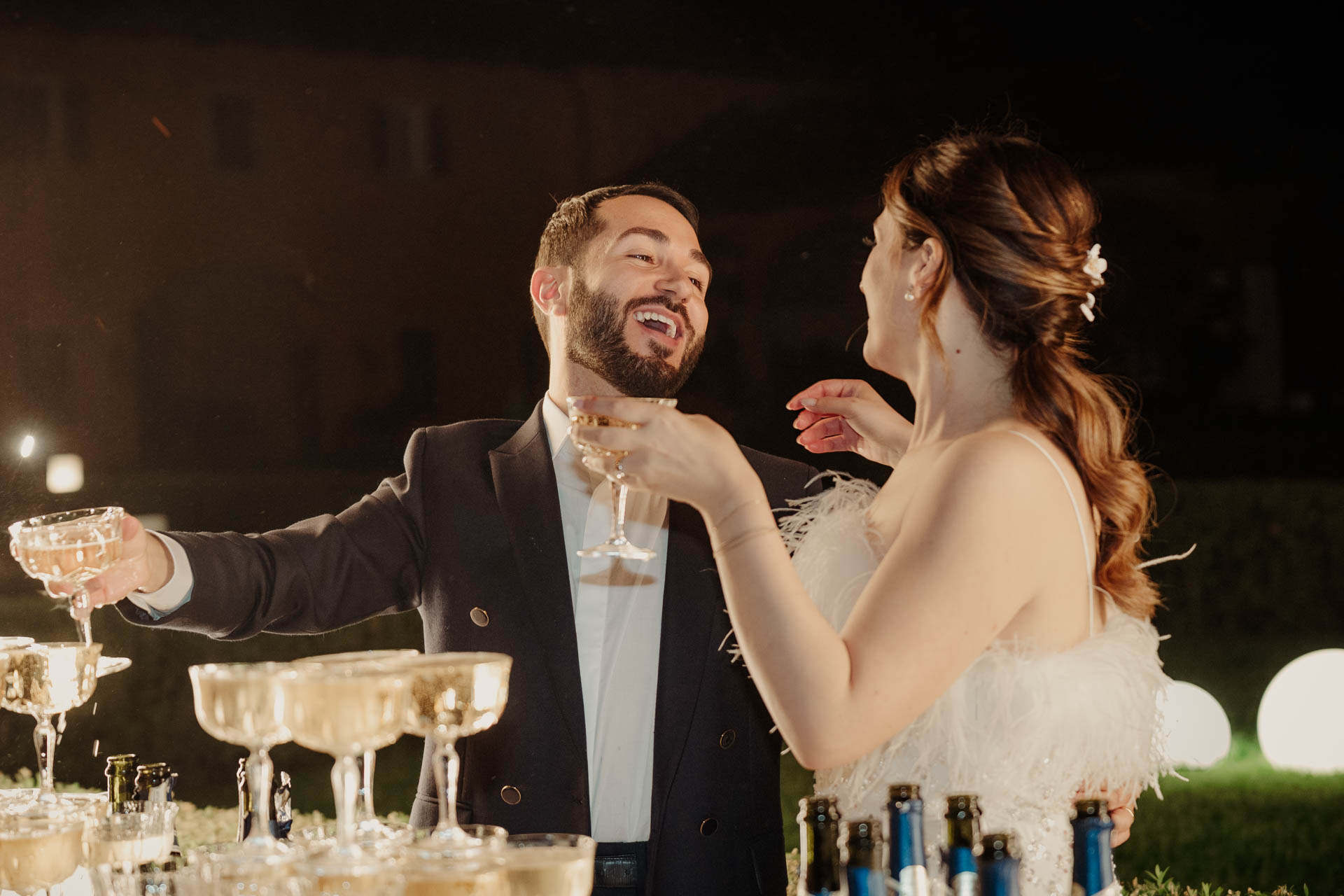 Gli sposi ridono brindando