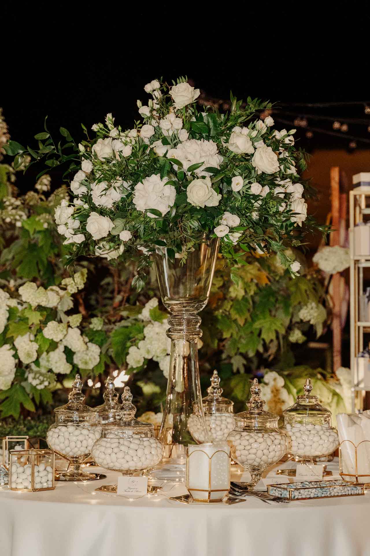 Il buffet dei confetti tra i fiori bianchi