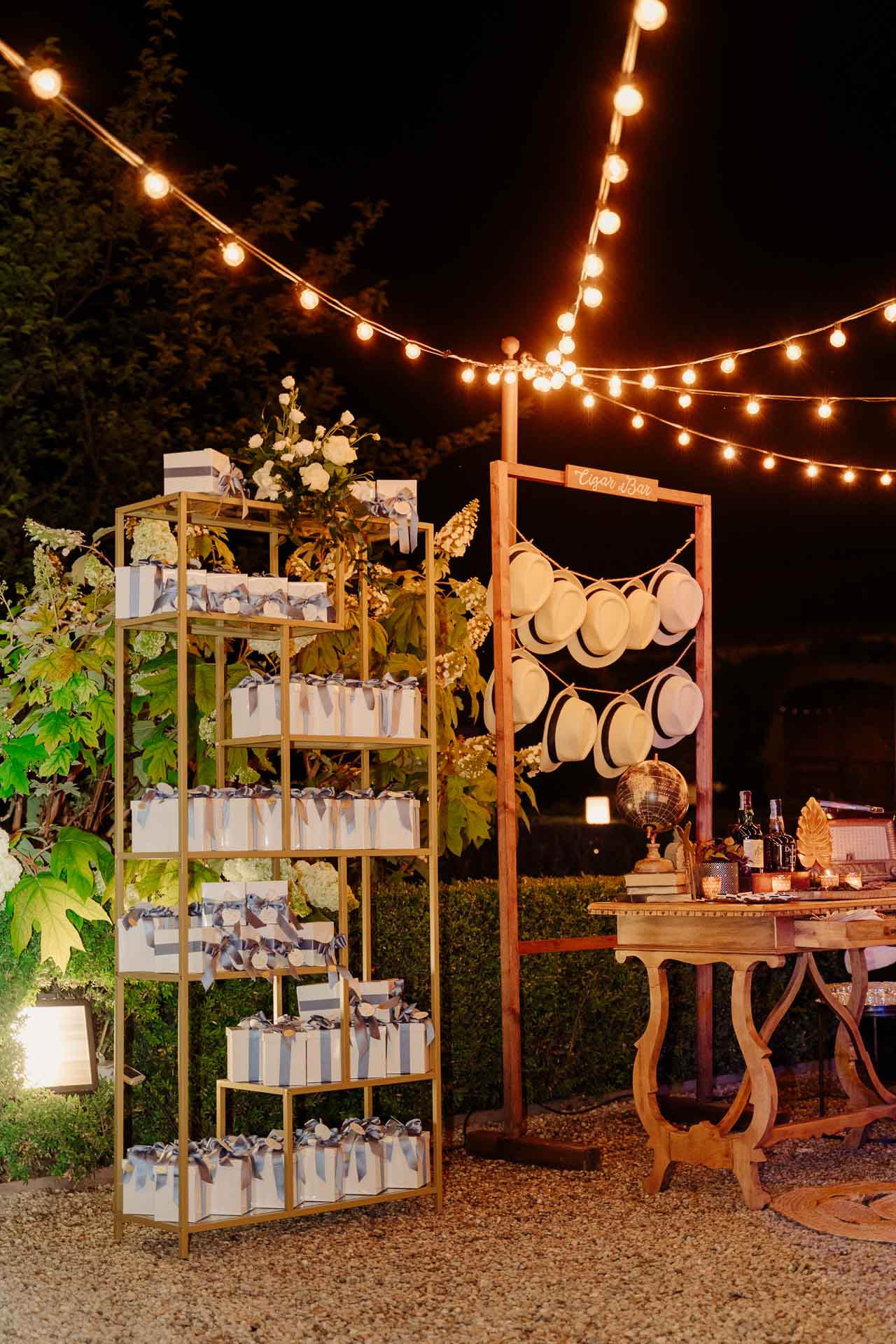 La confettata sotto le luci appese, nel giardino di notte