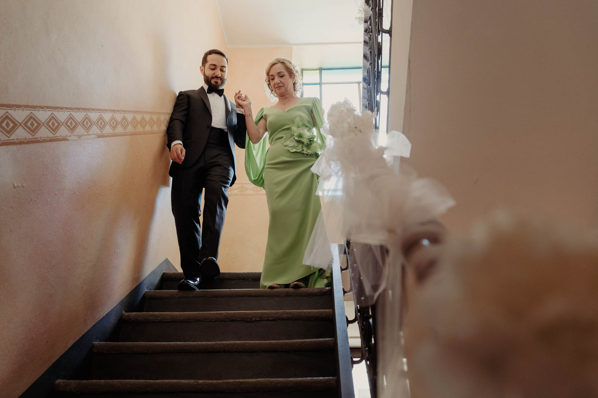 Lo sposo e la signora in verde scendono le scale