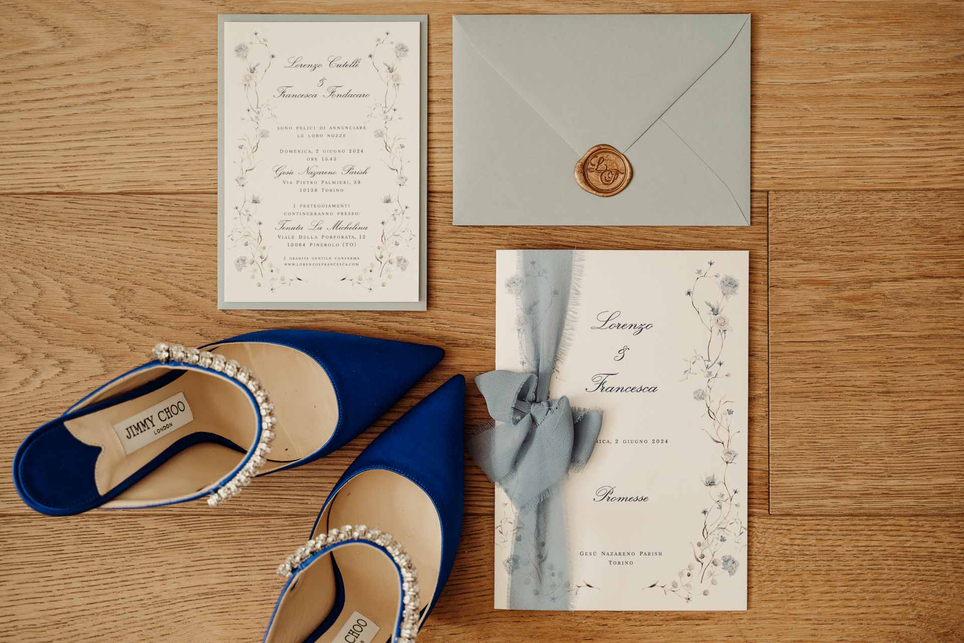 Le partecipazioni, le scarpe blu della sposa e la busta con il sigillo di ceralacca