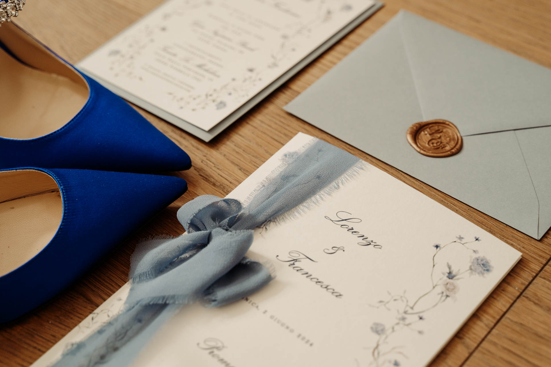 La partecipazione con il nastro azzurro e le scarpe blu della sposa