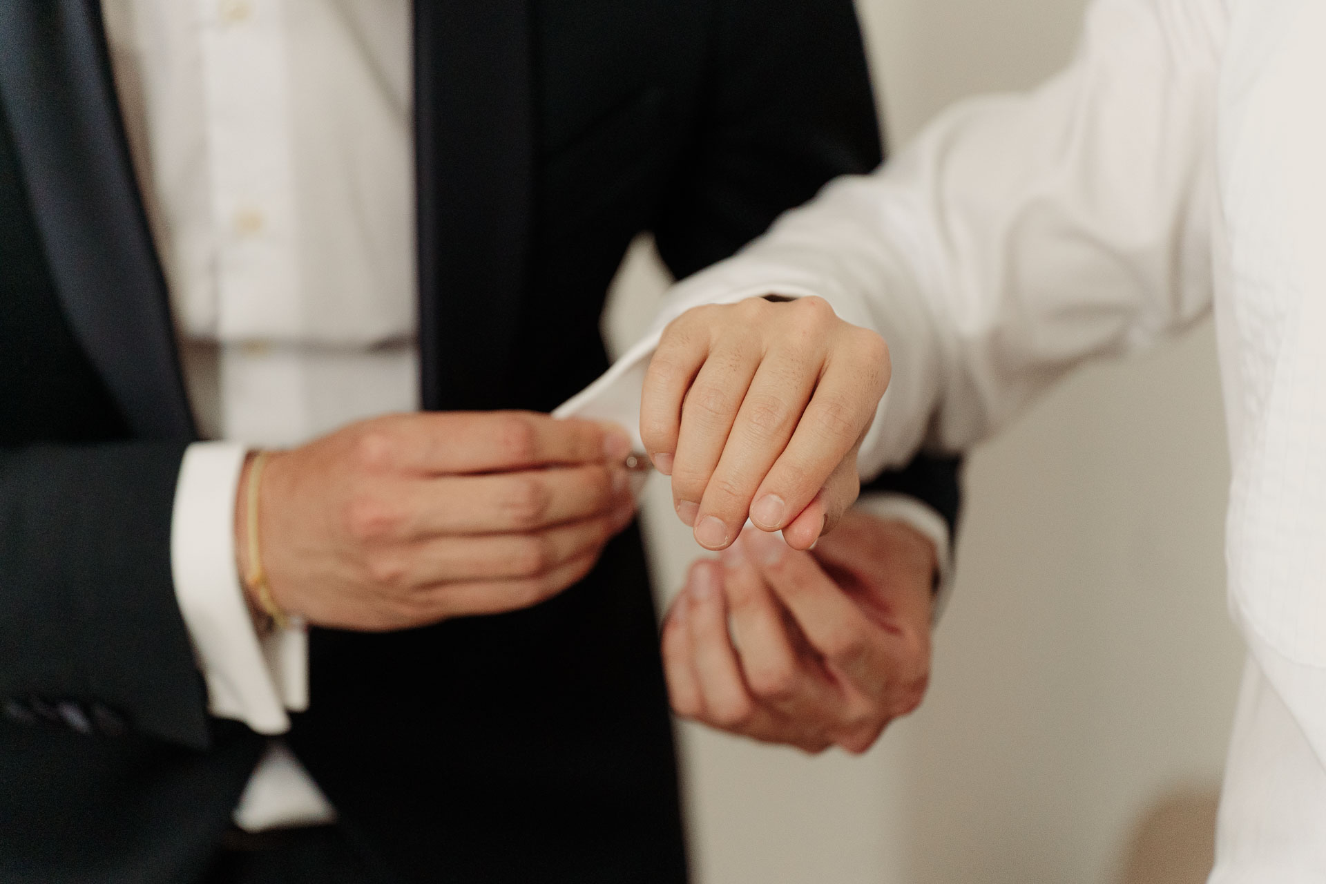 Le mani che chiudono il polsino della camicia