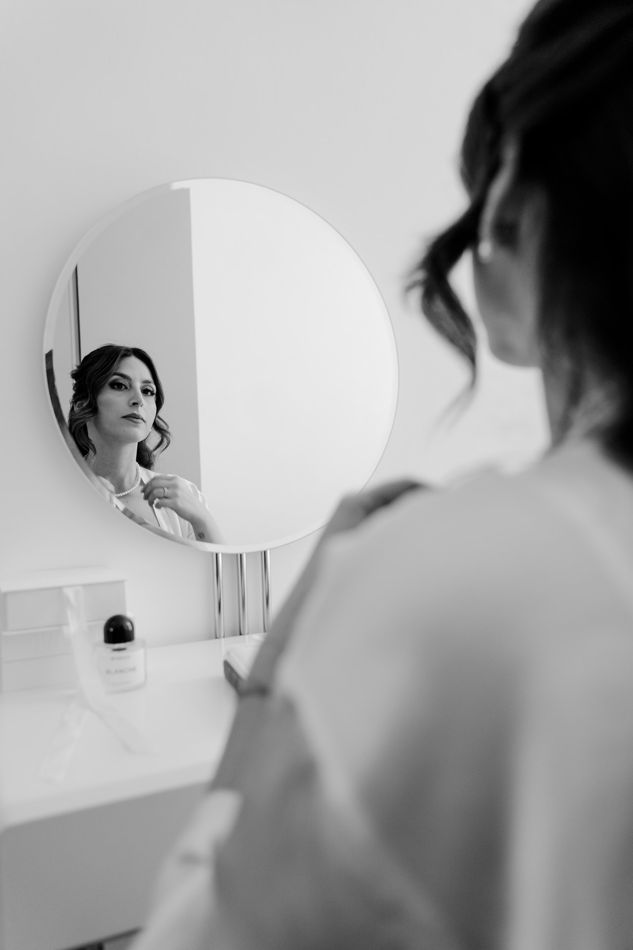 In bianco e nero, la sposa riflessa nello specchio rotondo