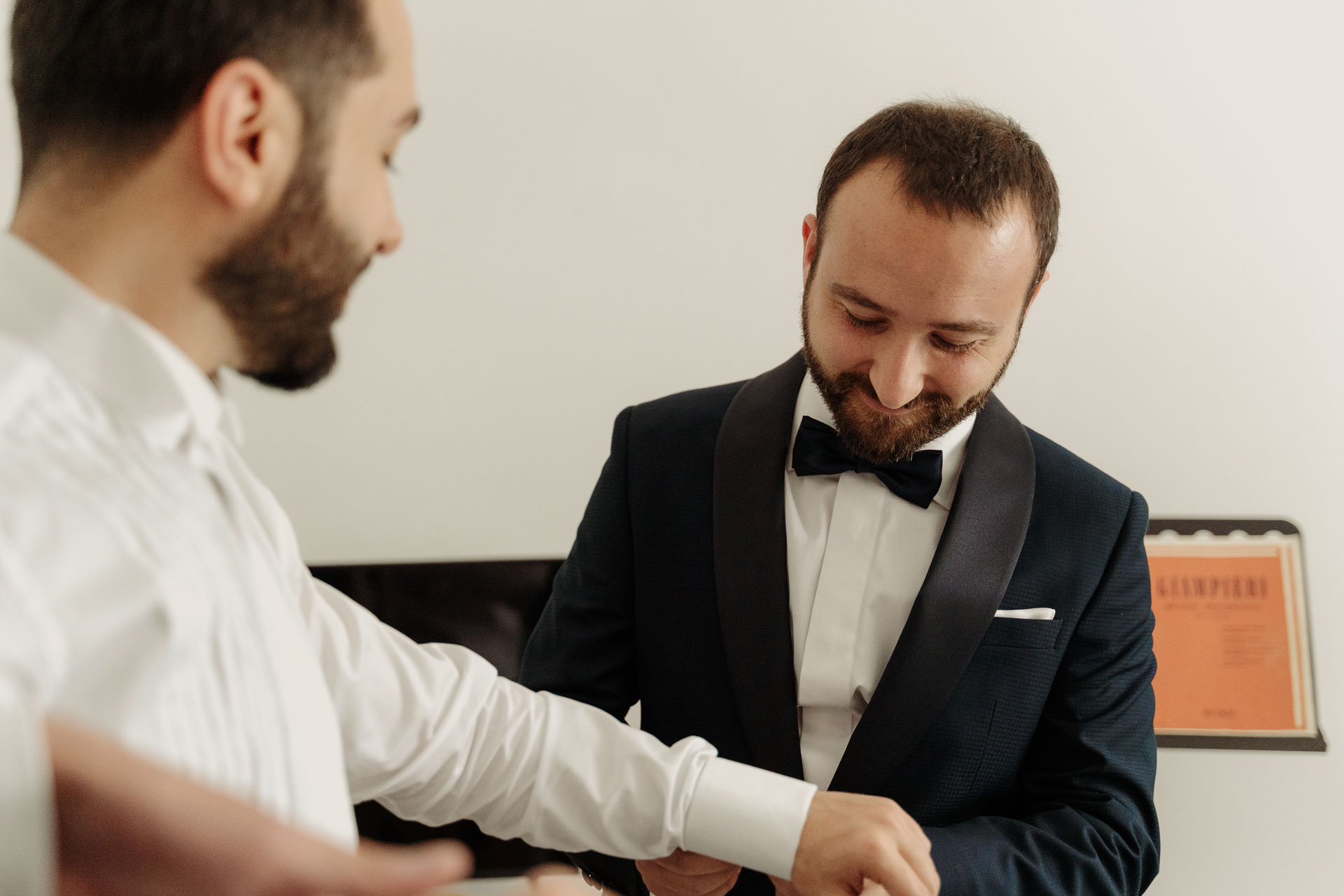 Lo sposo e un amico in smoking si preparano