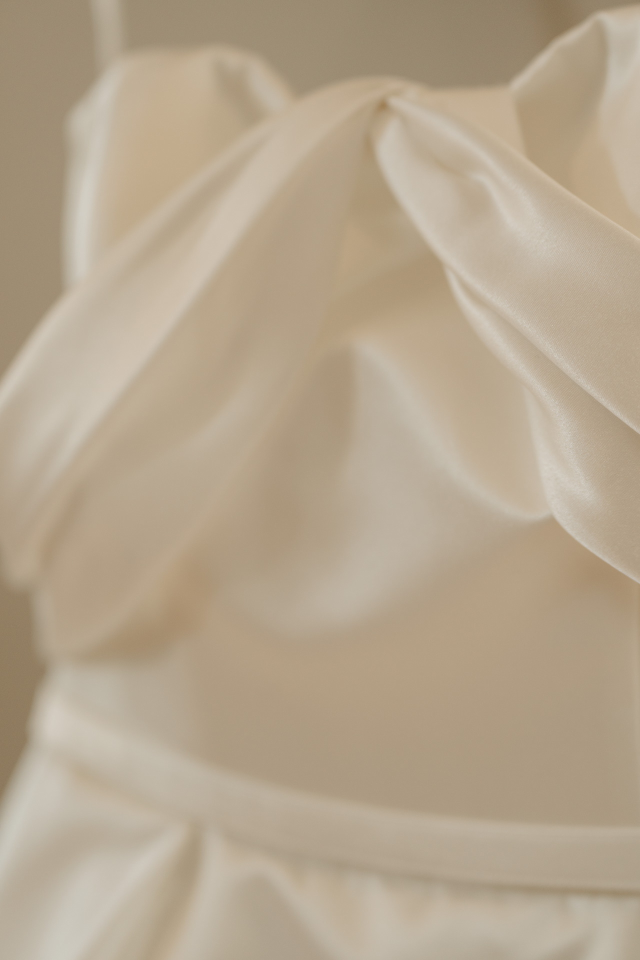 Il drappeggio dell'abito da sposa, da vicino