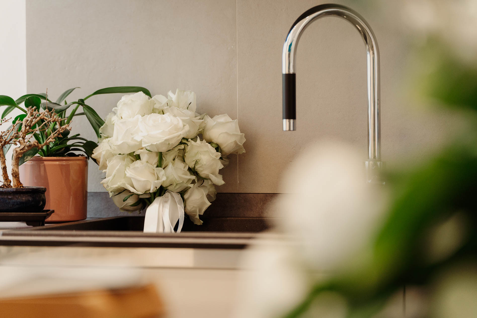 I fiori bianchi in cucina, accanto al rubinetto
