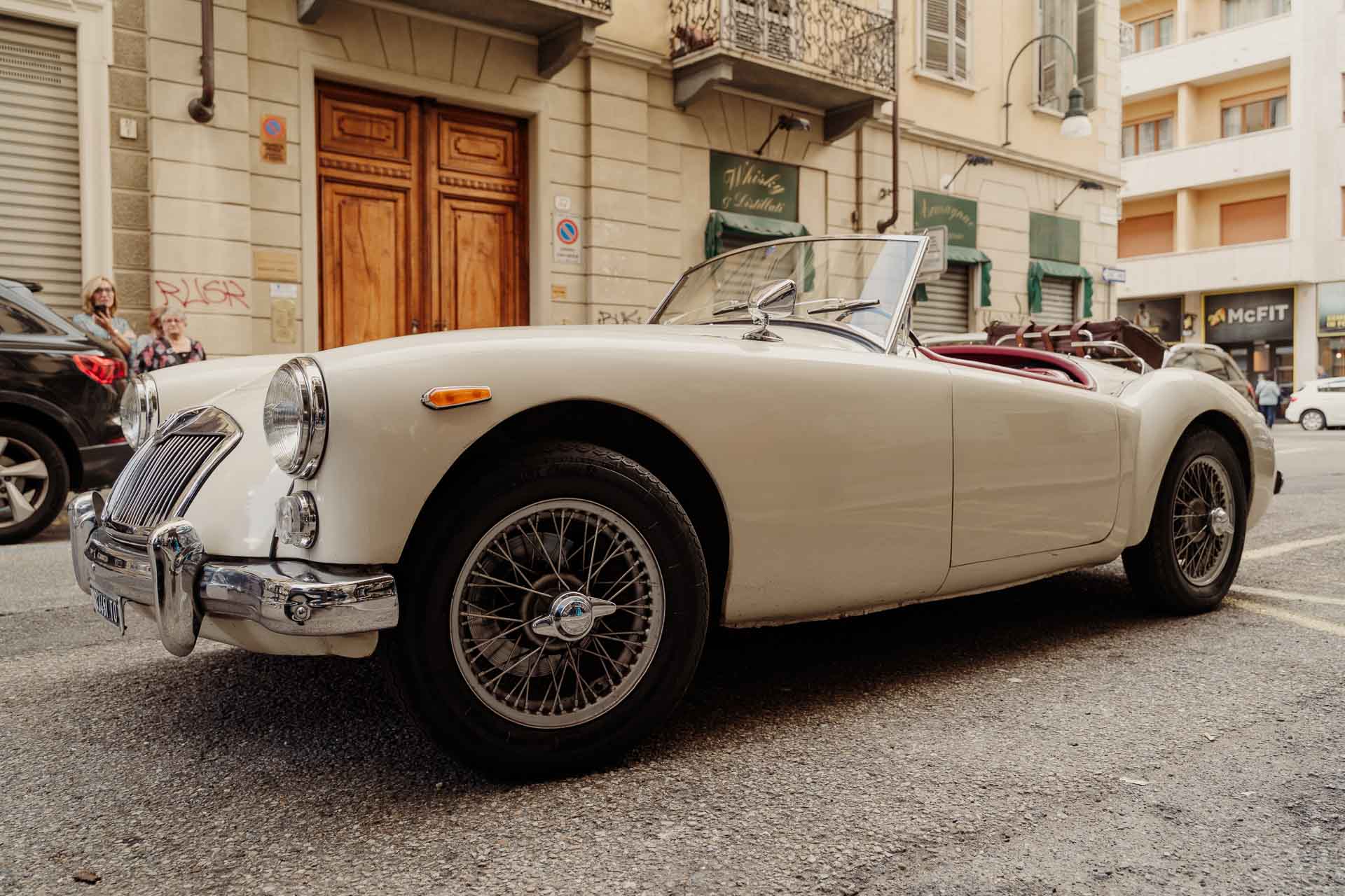 L'auto d'epoca bianca decappottabile in una via della città