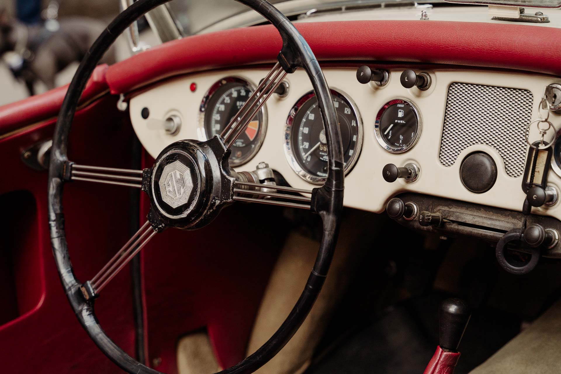 Il volante e il cruscotto rosso dell'auto d'epoca