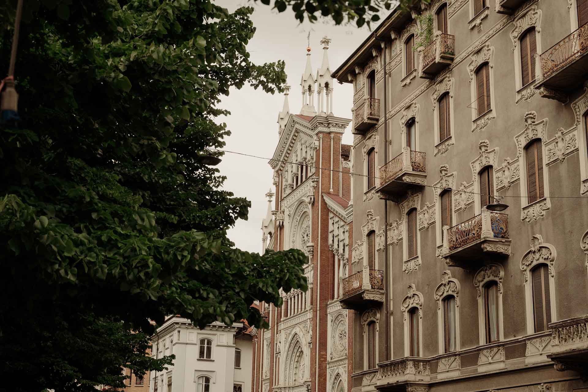 La chiesa neogotica del Gesù Nazareno, a Torino, tra i palazzi della via