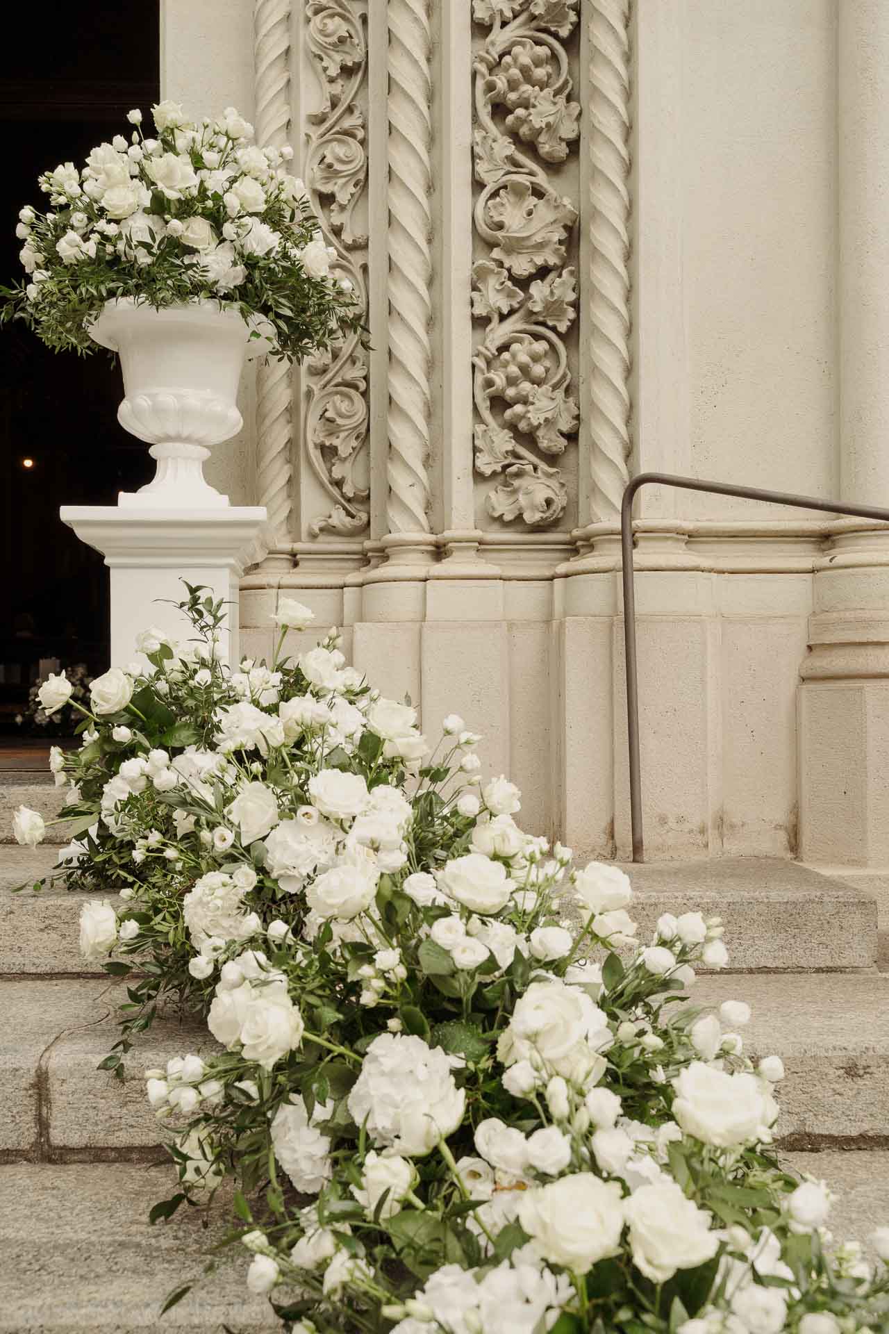 I fiori bianchi sui gradini della chiesa