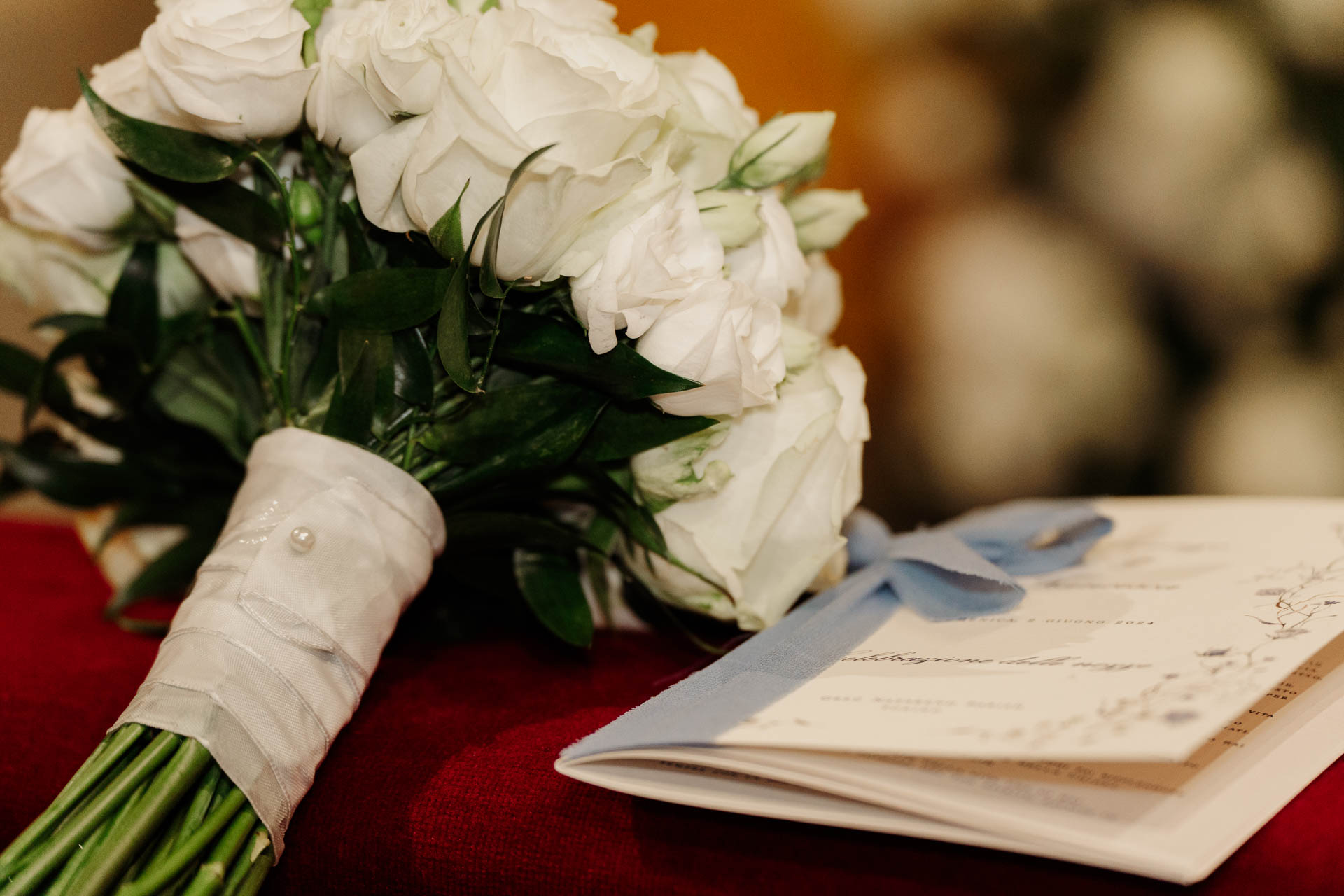 Il bouquet di rose bianche sul libretto della messa