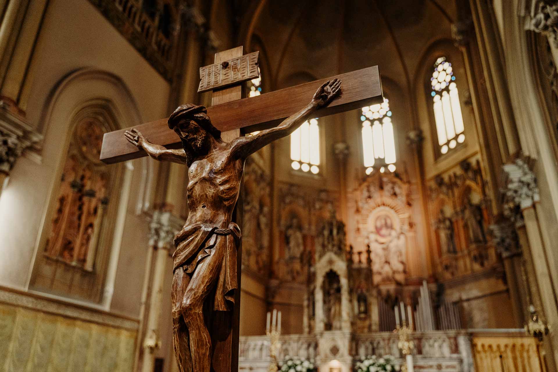 Il crocifisso di legno sotto le volte della chiesa