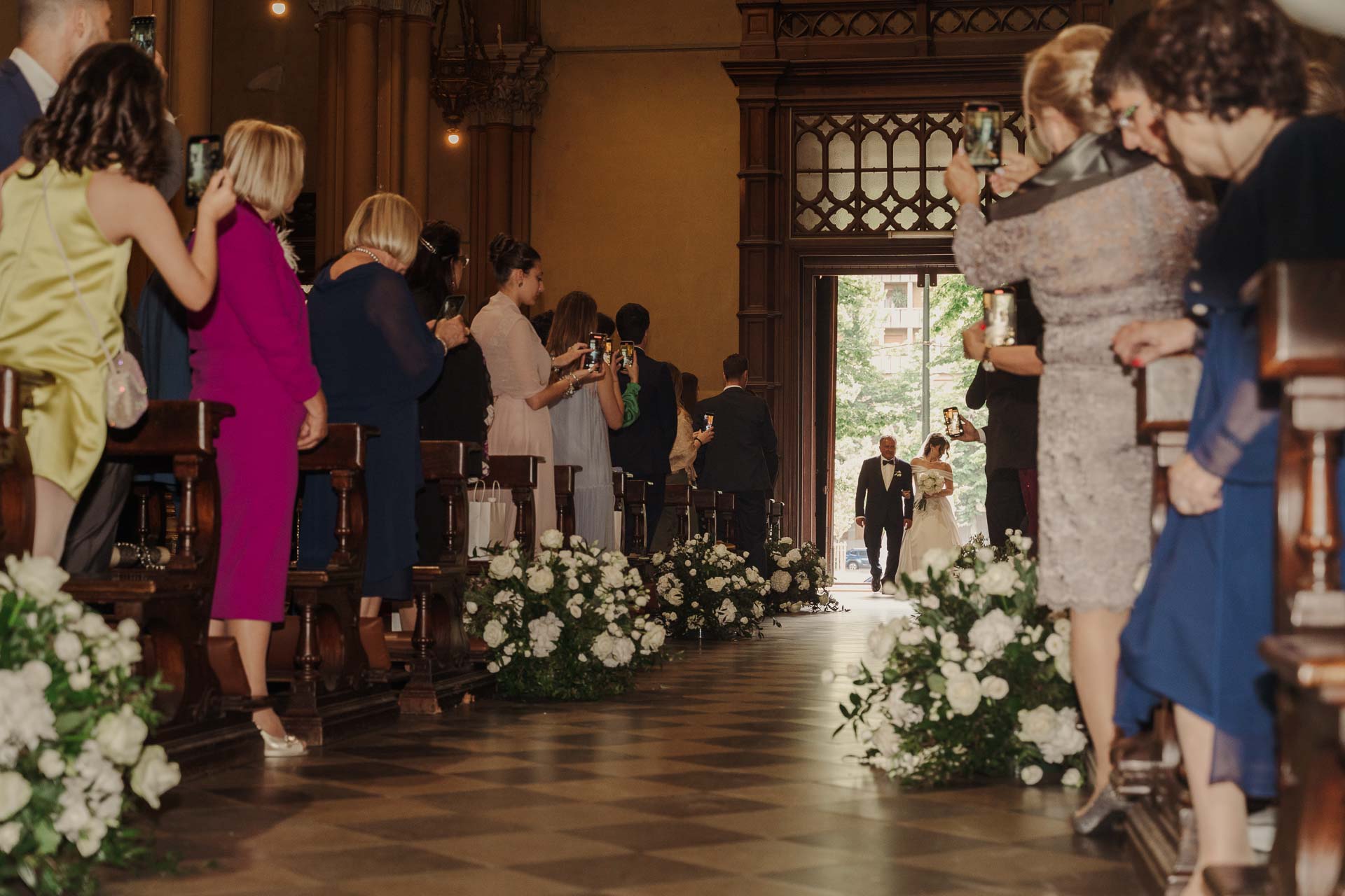 Gli invitati si voltano verso la sposa che entra in chiesa
