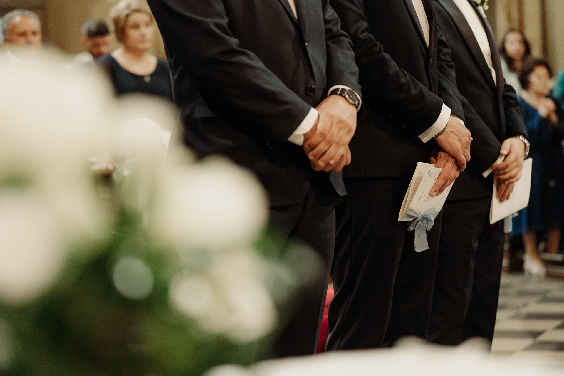 Le mani dei testimoni con il libretto, tra i fiori