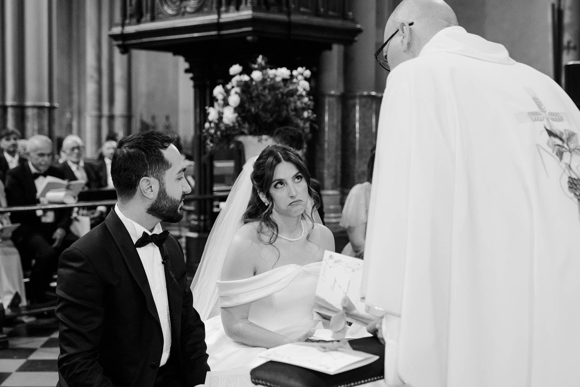 In bianco e nero, gli sposi davanti al celebrante