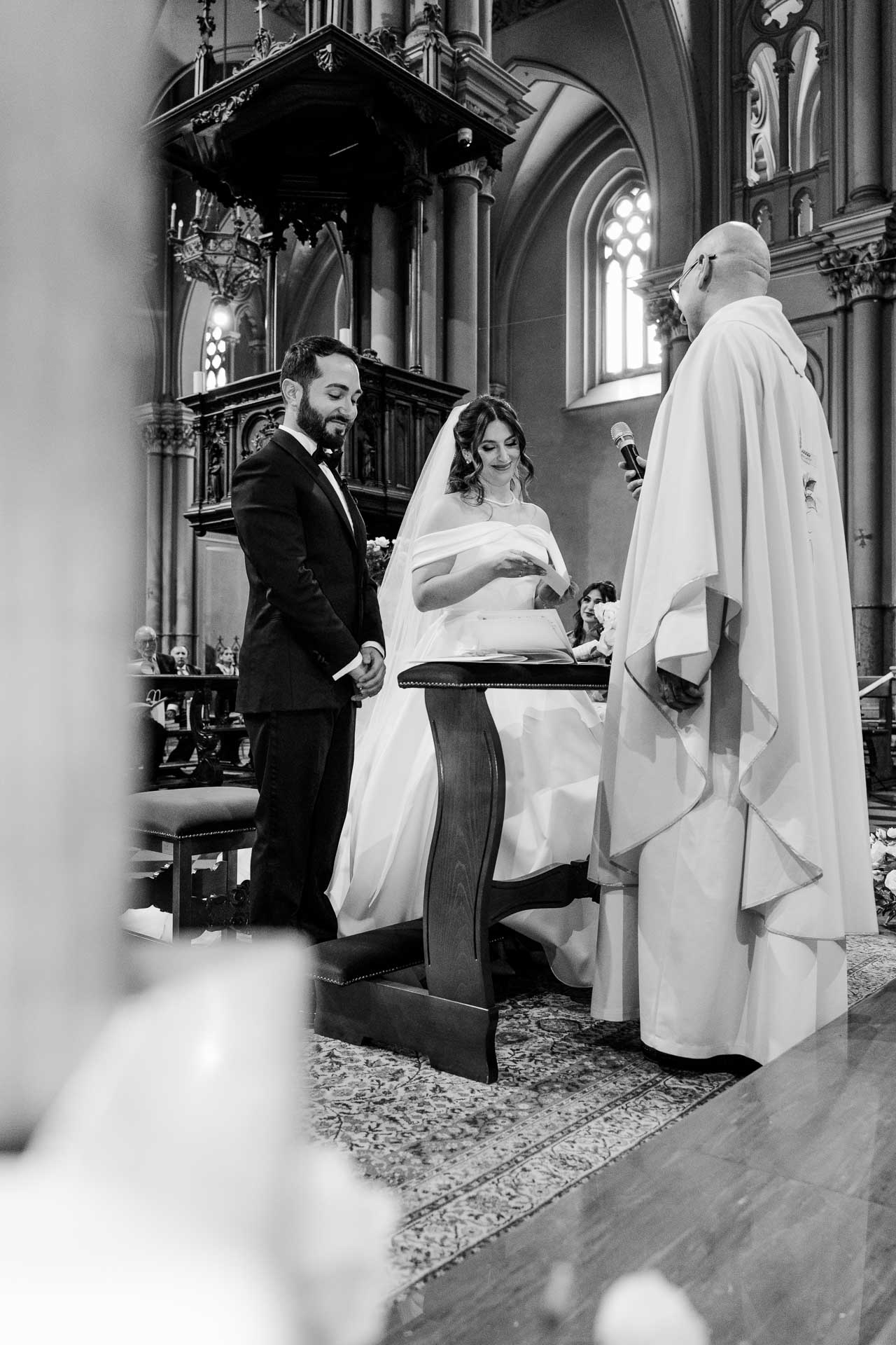 In bianco e nero, gli sposi all'altare sotto il pulpito