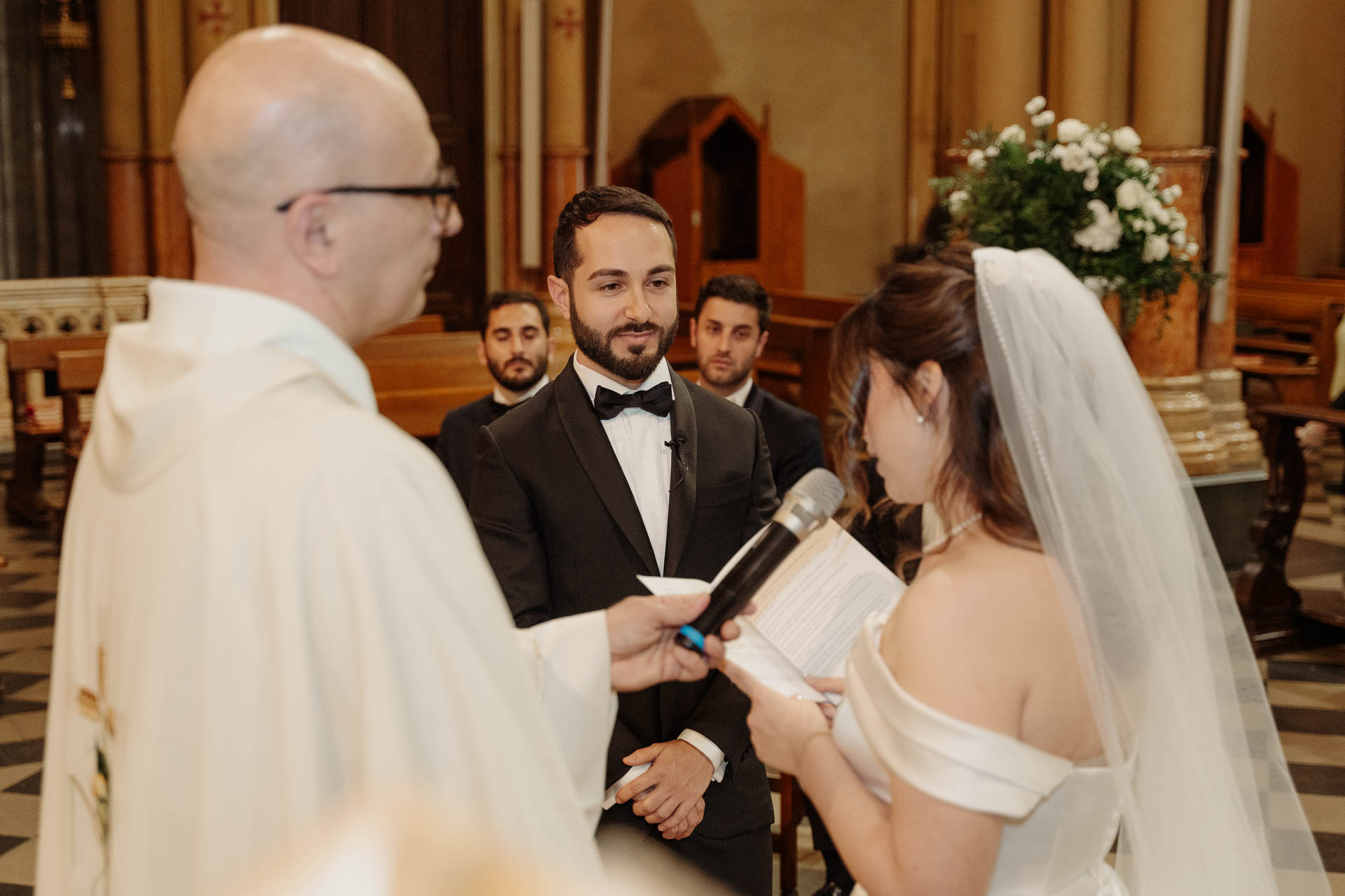 Gli sposi leggono le promesse davanti al celebrante