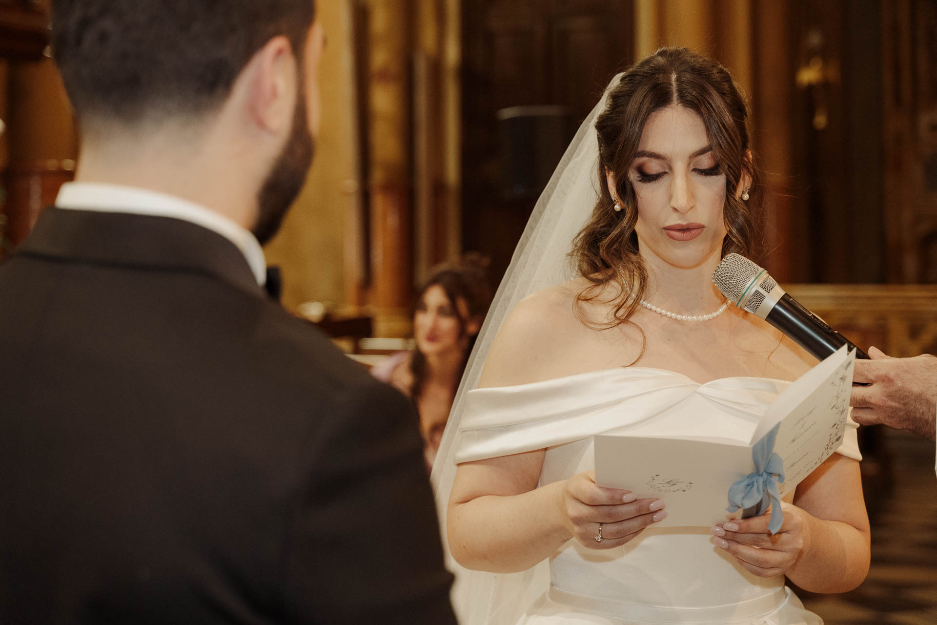 La sposa legge le promesse con il libretto in mano