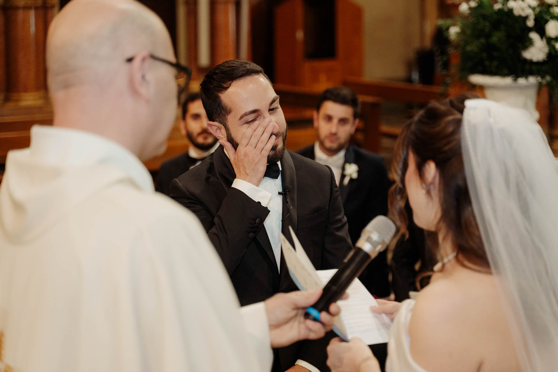 Lo sposo si commuove mentre la sposa parla