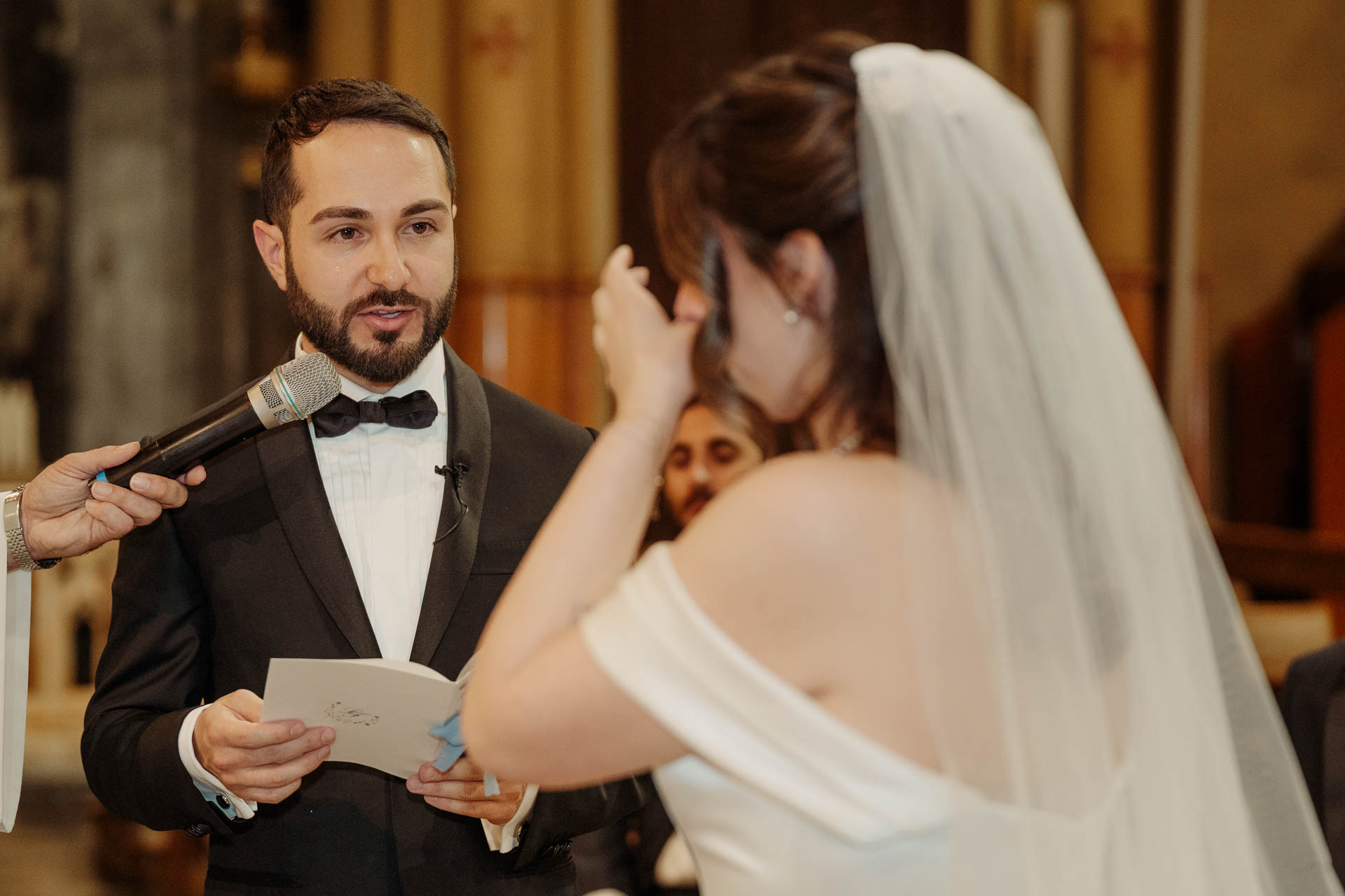 Lo sposo legge le promesse e la sposa si asciuga una lacrima