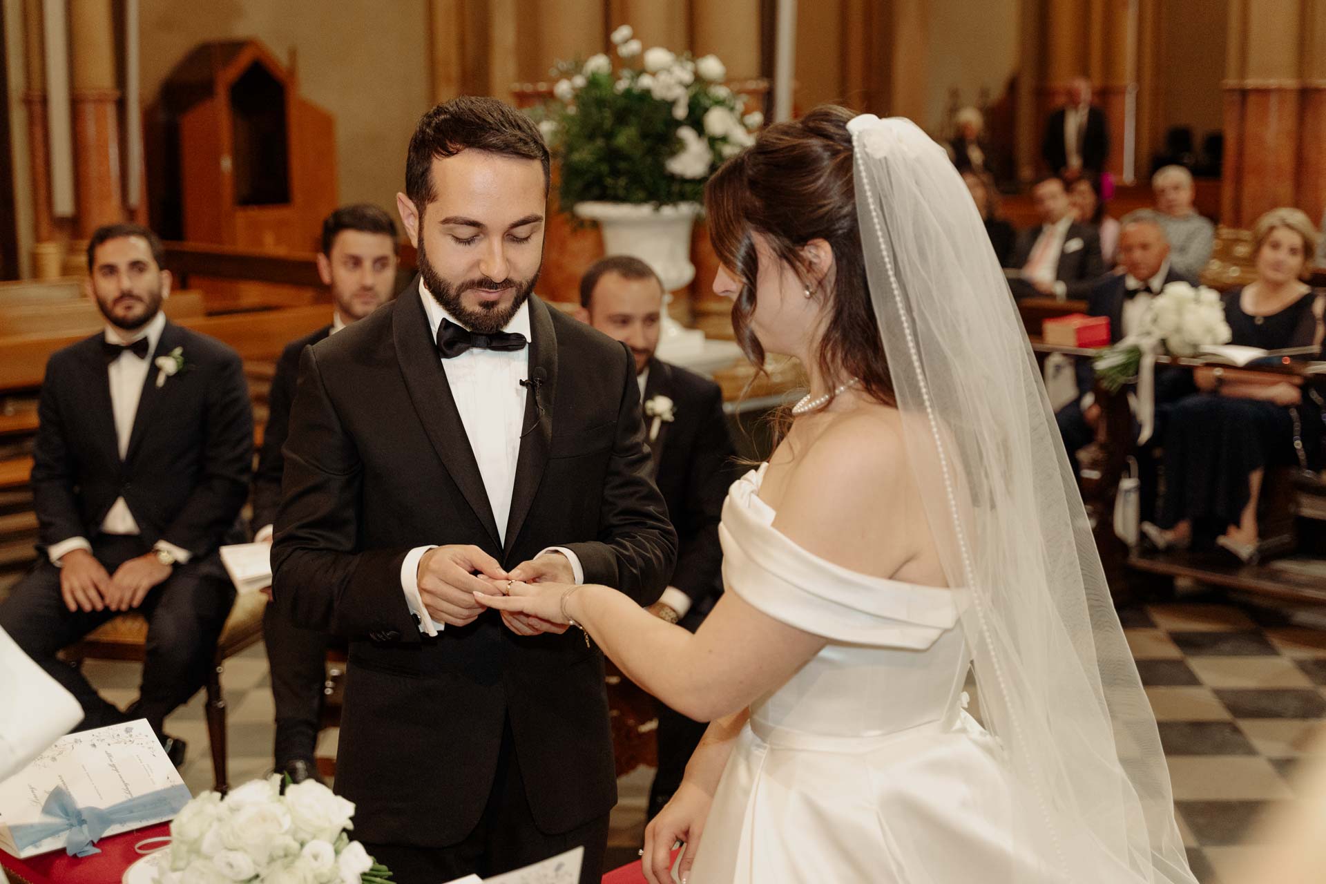 Lo sposo infila l'anello alla sposa