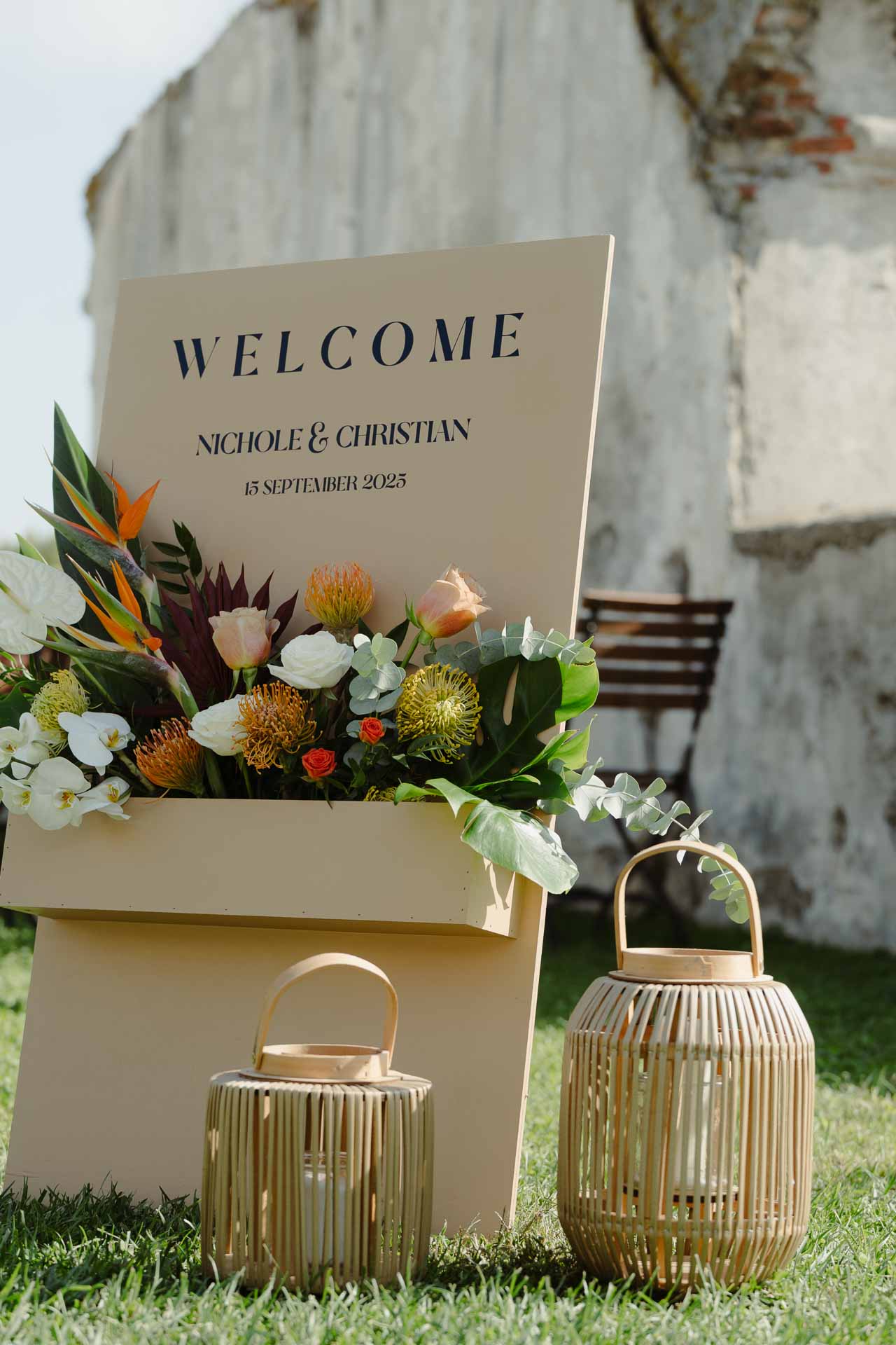 Il cartello di benvenuto con i nomi degli sposi, i fiori e le lanterne