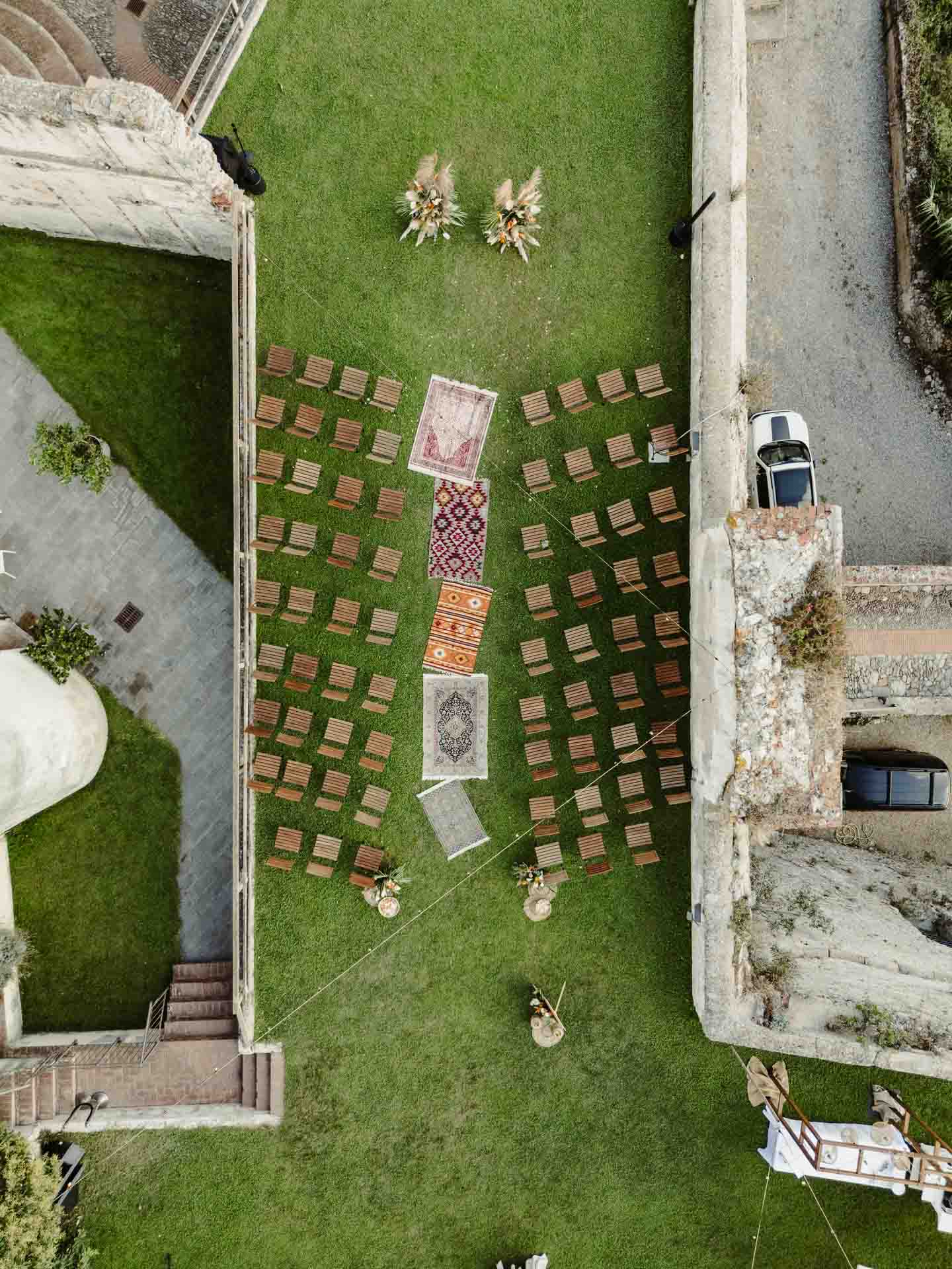 Il prato della cerimonia visto dall'alto, con le sedie e la fila di tappeti