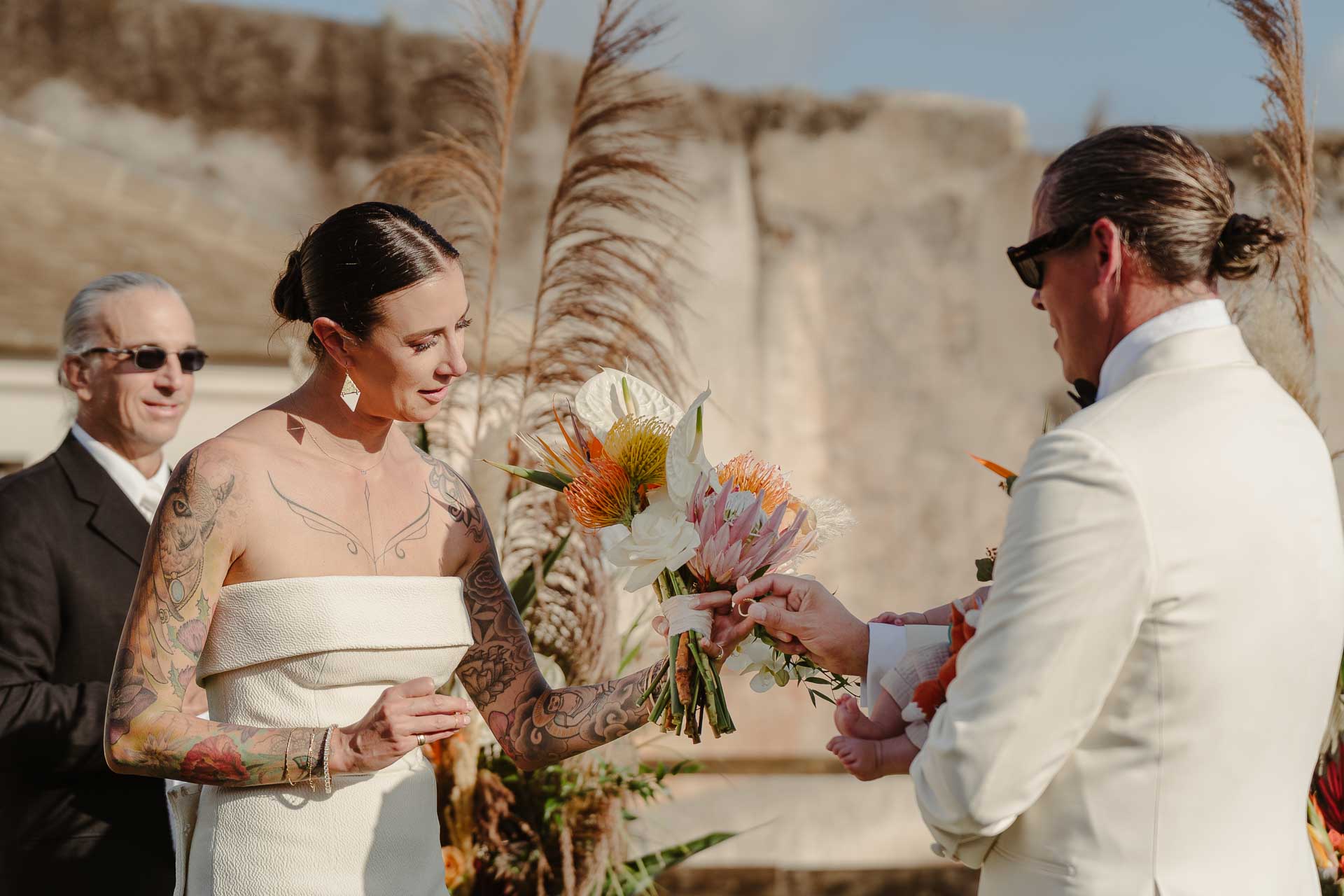 Lo scambio degli anelli, la sposa guarda la mano