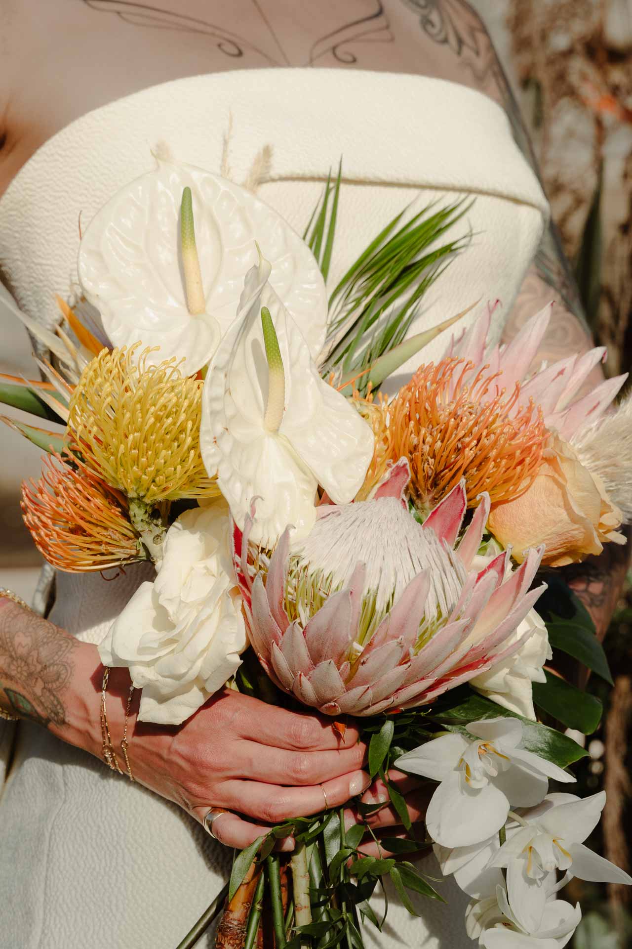 Il bouquet della sposa con le protee, gli anthurium e le orchidee
