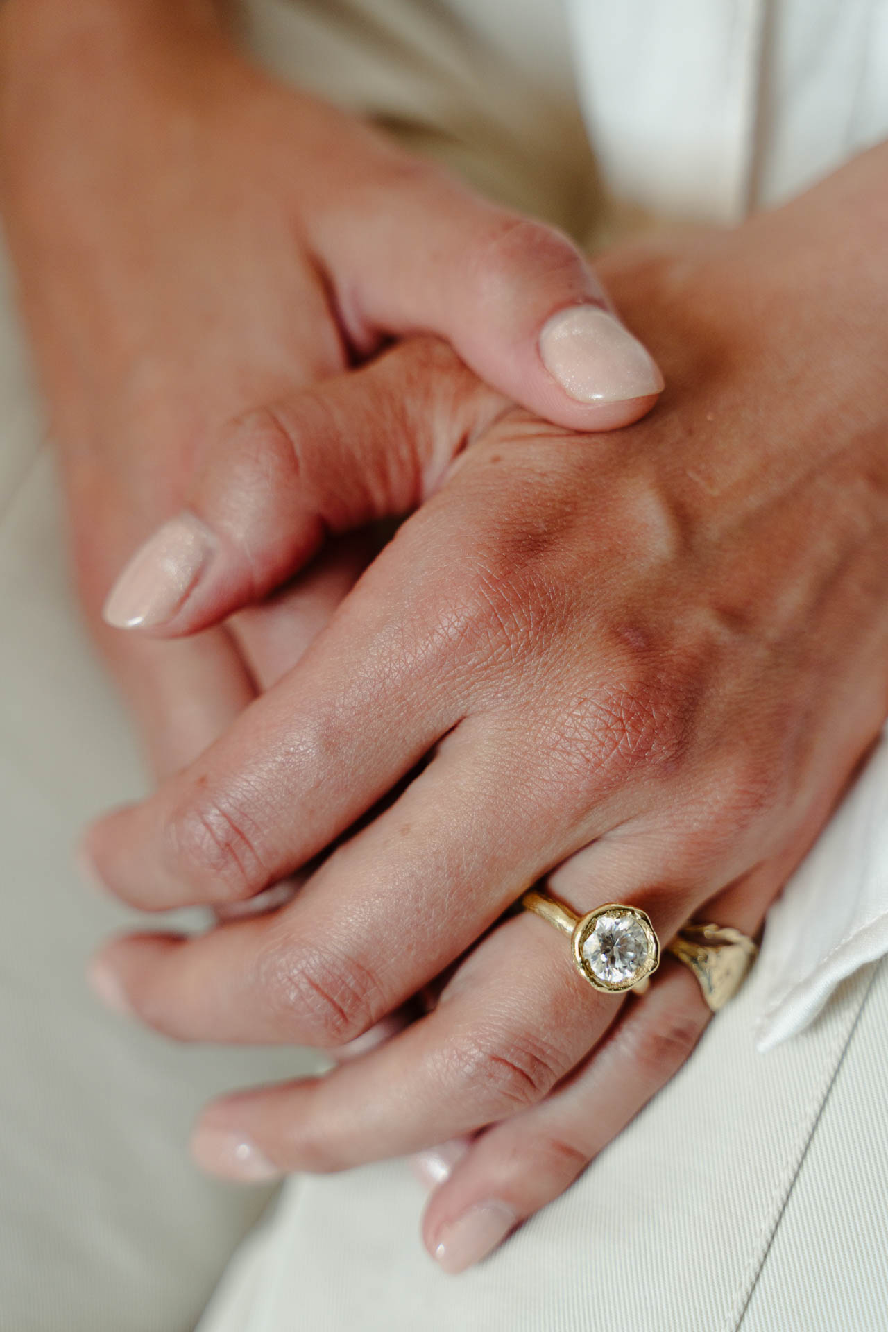 Le mani della sposa con l'anello di fidanzamento