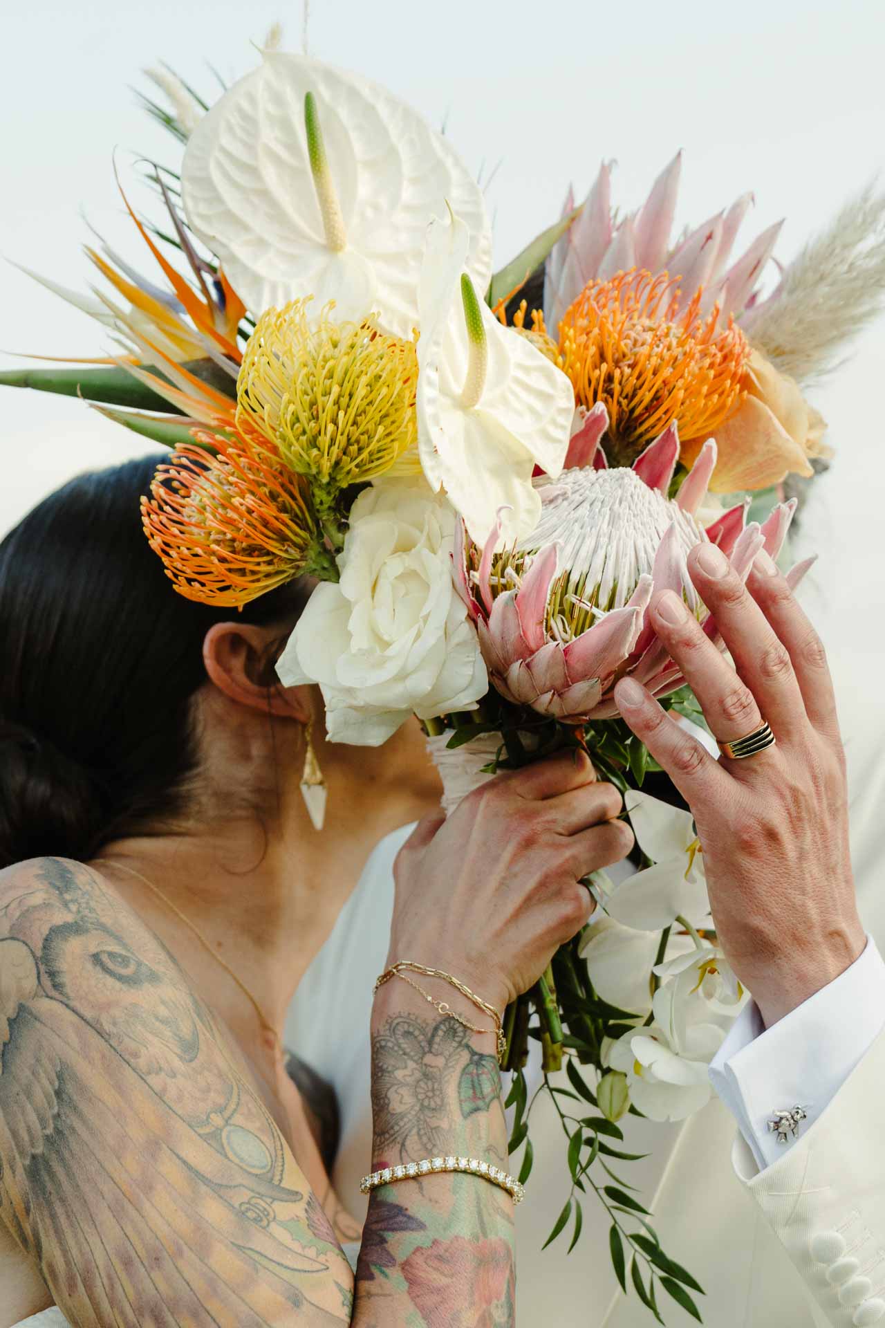 La sposa nasconde il bacio dietro il bouquet