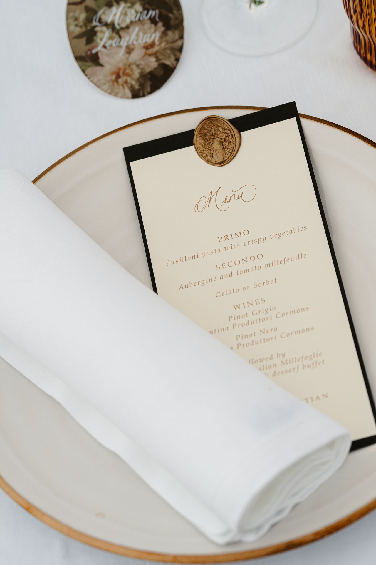 Il menu con il sigillo di ceralacca e il segnaposto dipinto