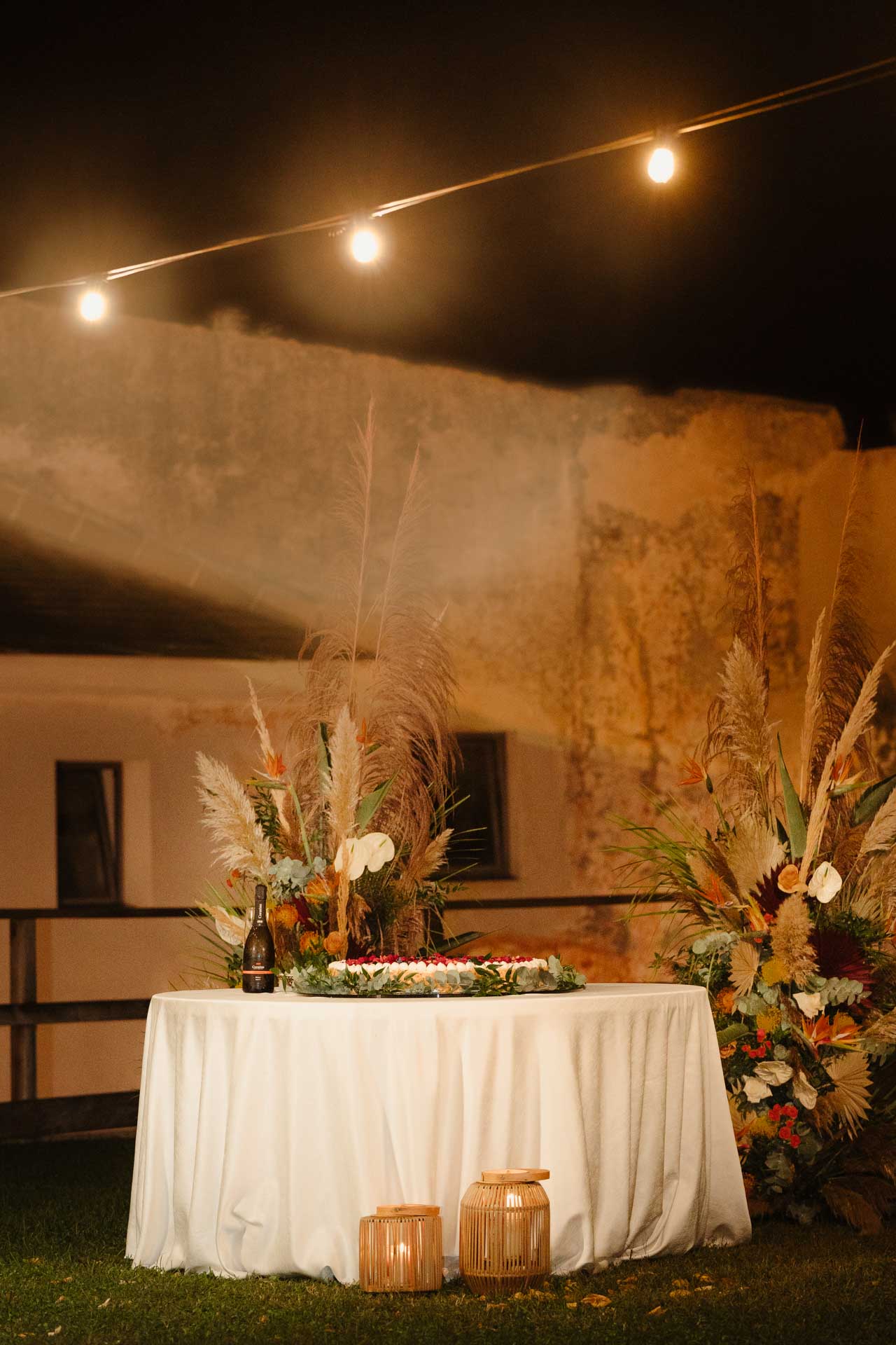 Il tavolo della torta di notte, tra le composizioni di pampas