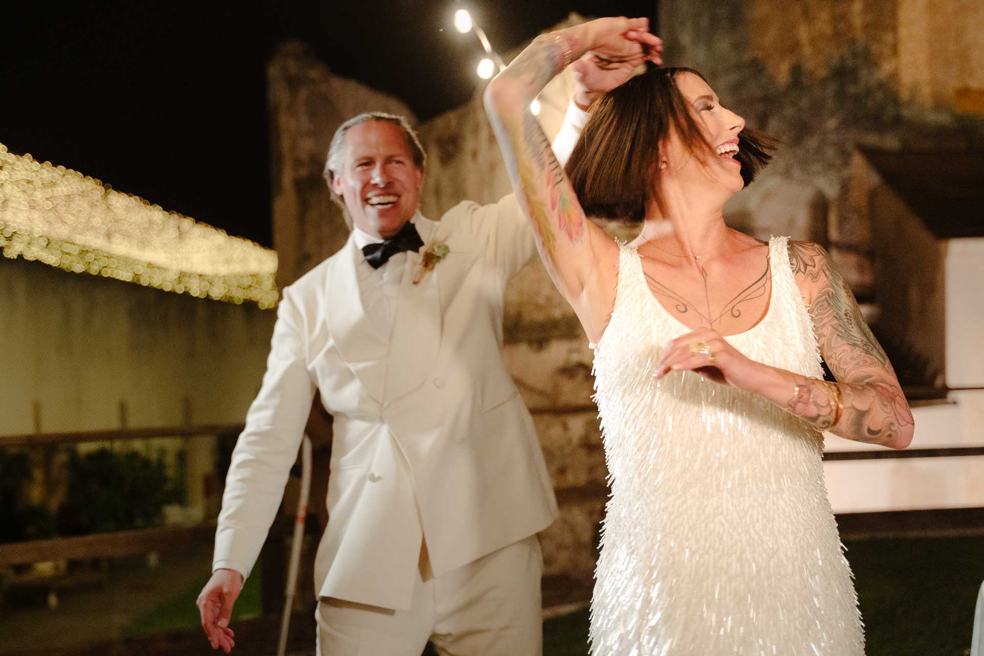 Lo sposo fa girare la sposa durante il ballo