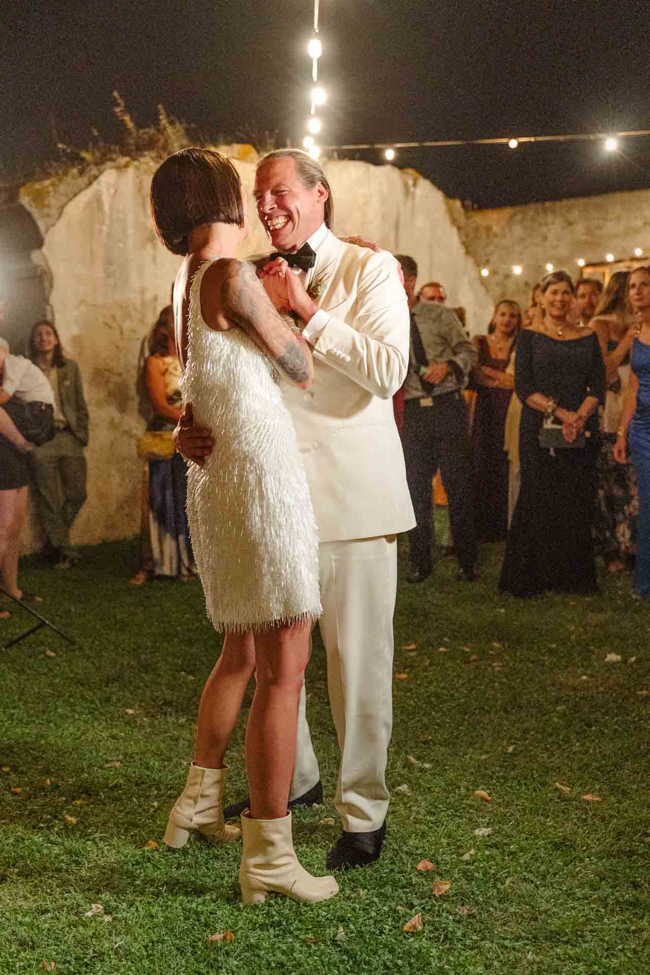 Gli sposi ballano sul prato davanti agli invitati