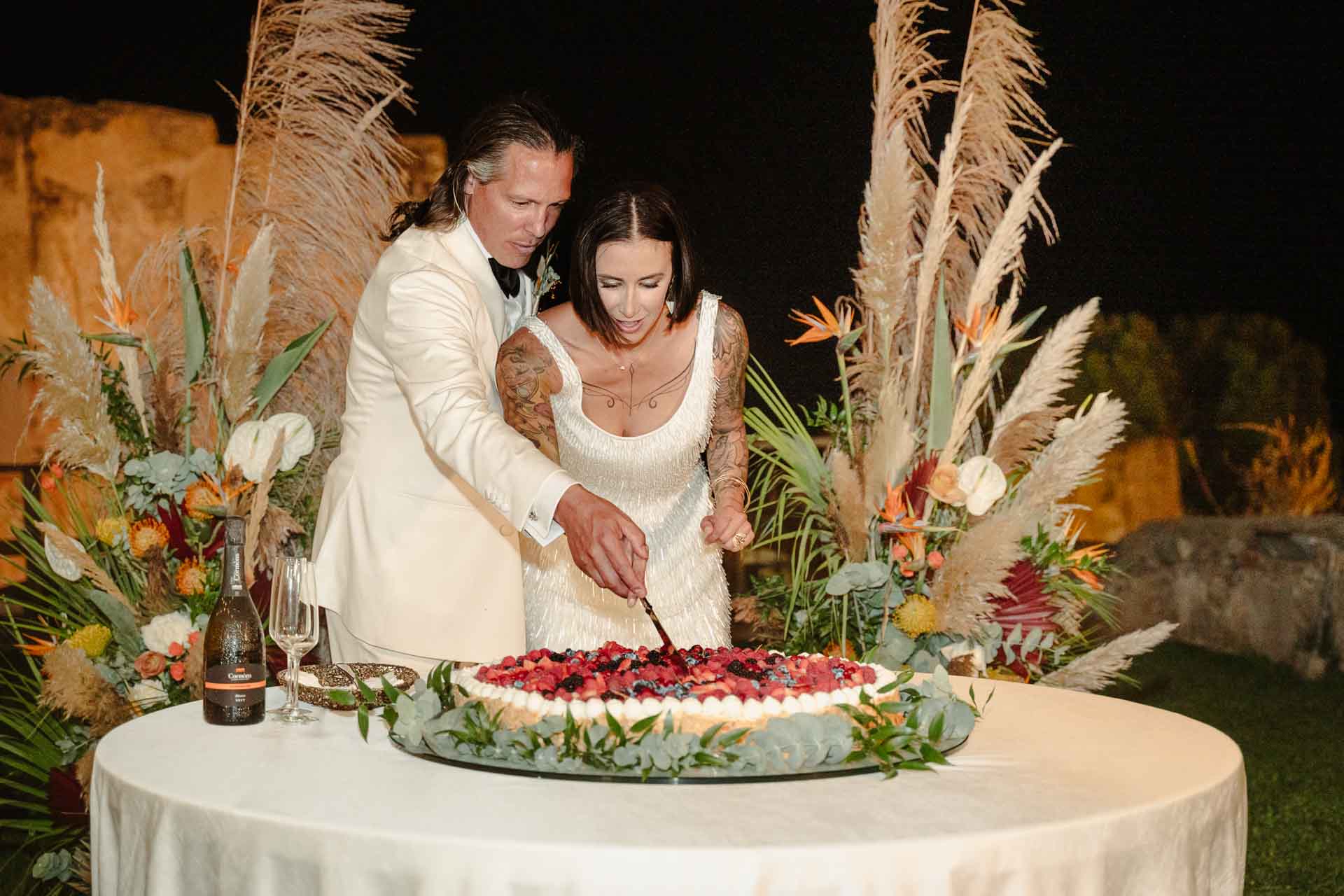 Gli sposi tagliano la torta tra i pampas