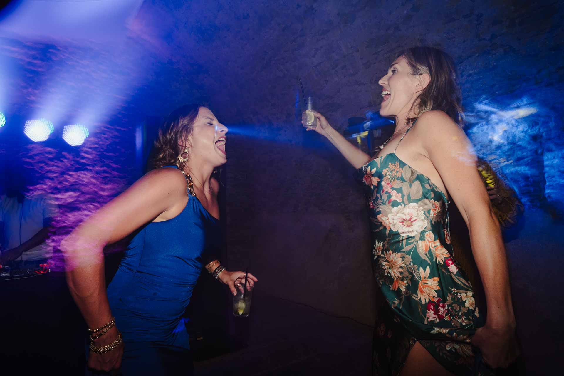 Due invitate ballano sotto le luci blu
