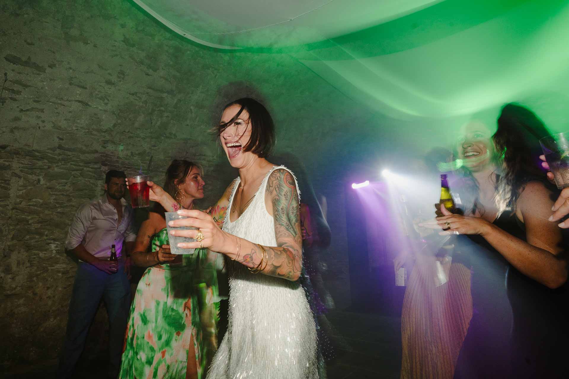 La sposa con il caschetto e l'abito a frange balla tra gli invitati