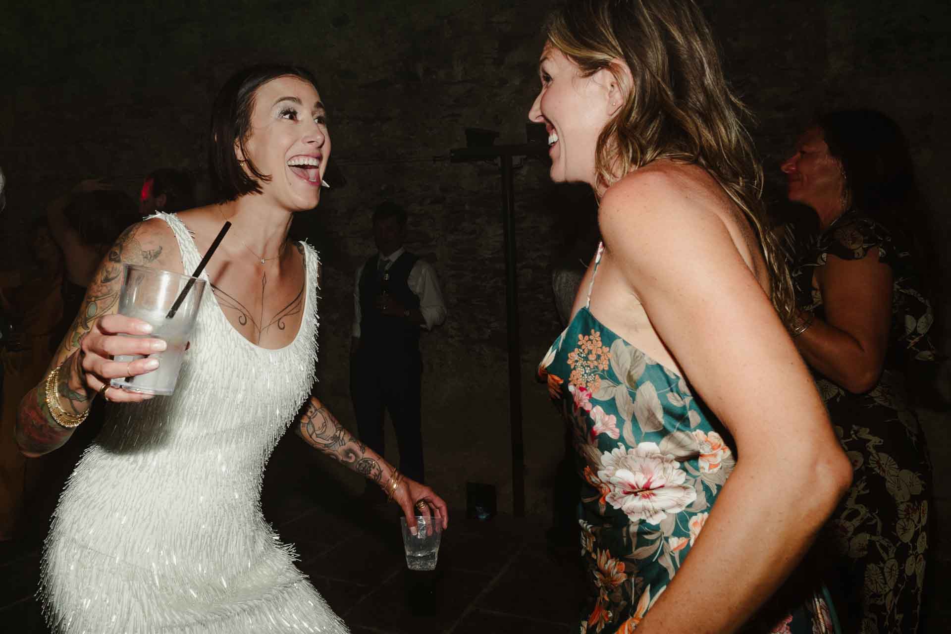 La sposa balla con un'amica in abito a fiori